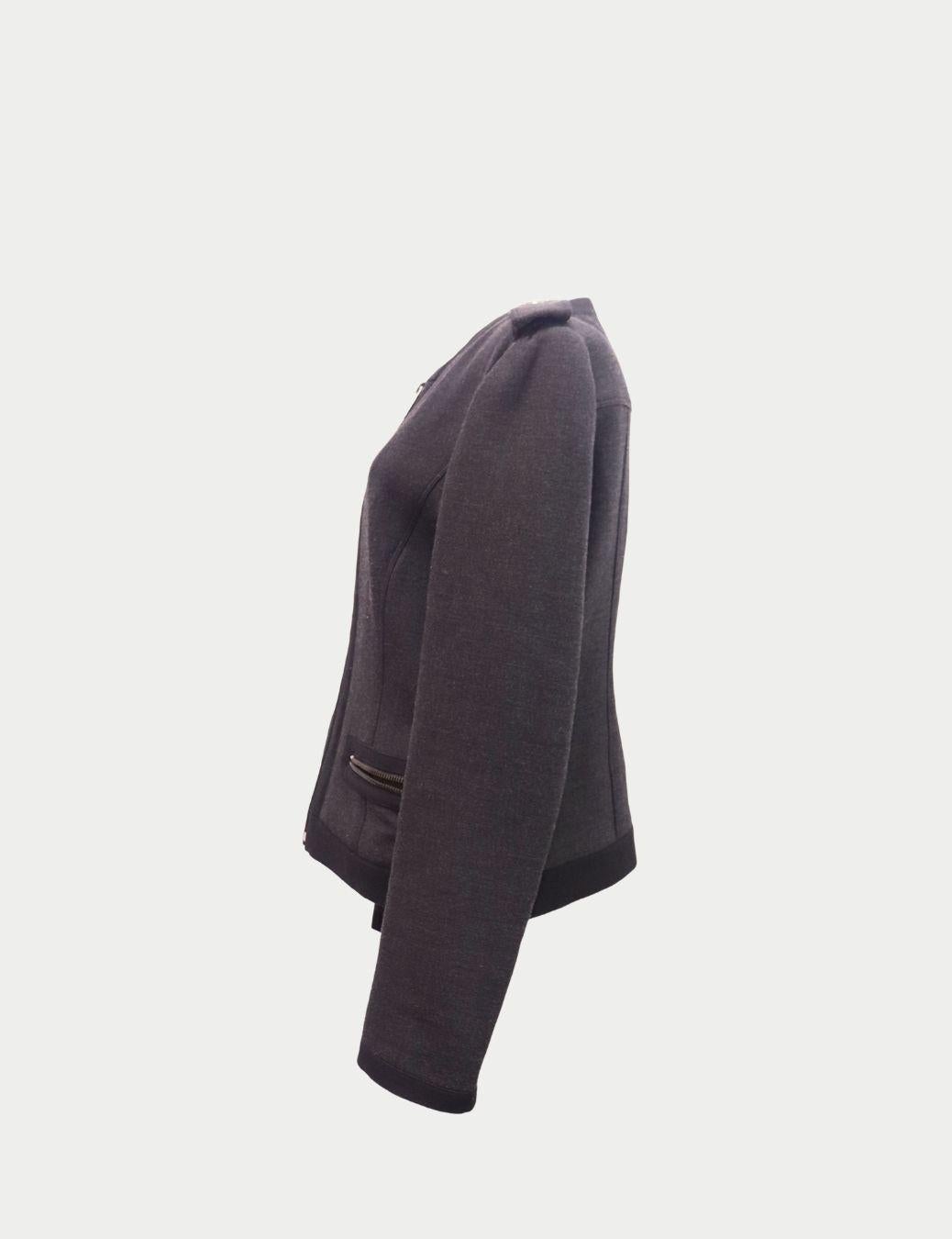 Burberry London Giacca con zip e spalline color carbone

Questa giacca Burberry London in carbone, che unisce struttura e raffinatezza, presenta una silhouette sartoriale con dettagli di ispirazione militare. Realizzata in misto lana elasticizzata