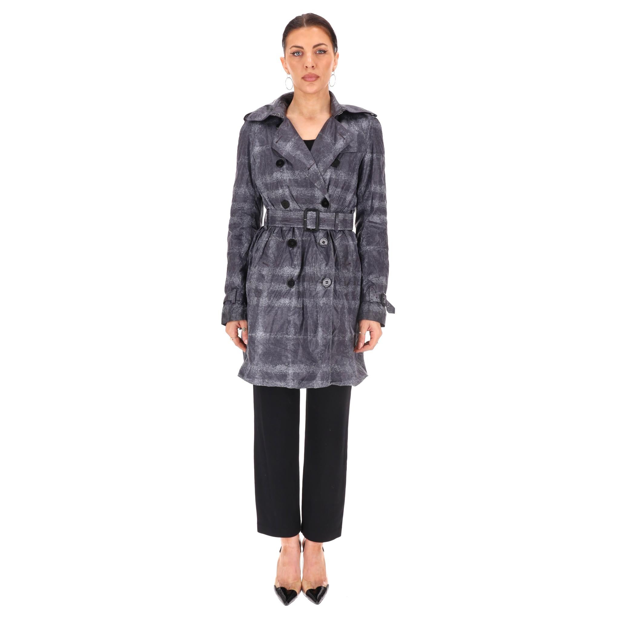 Trenca de cuadros Burberry London

Gabardina gris oscuro con estampado de cuadros de la firma.

Con diseño de doble botonadura, adornado con botones negros grabados 