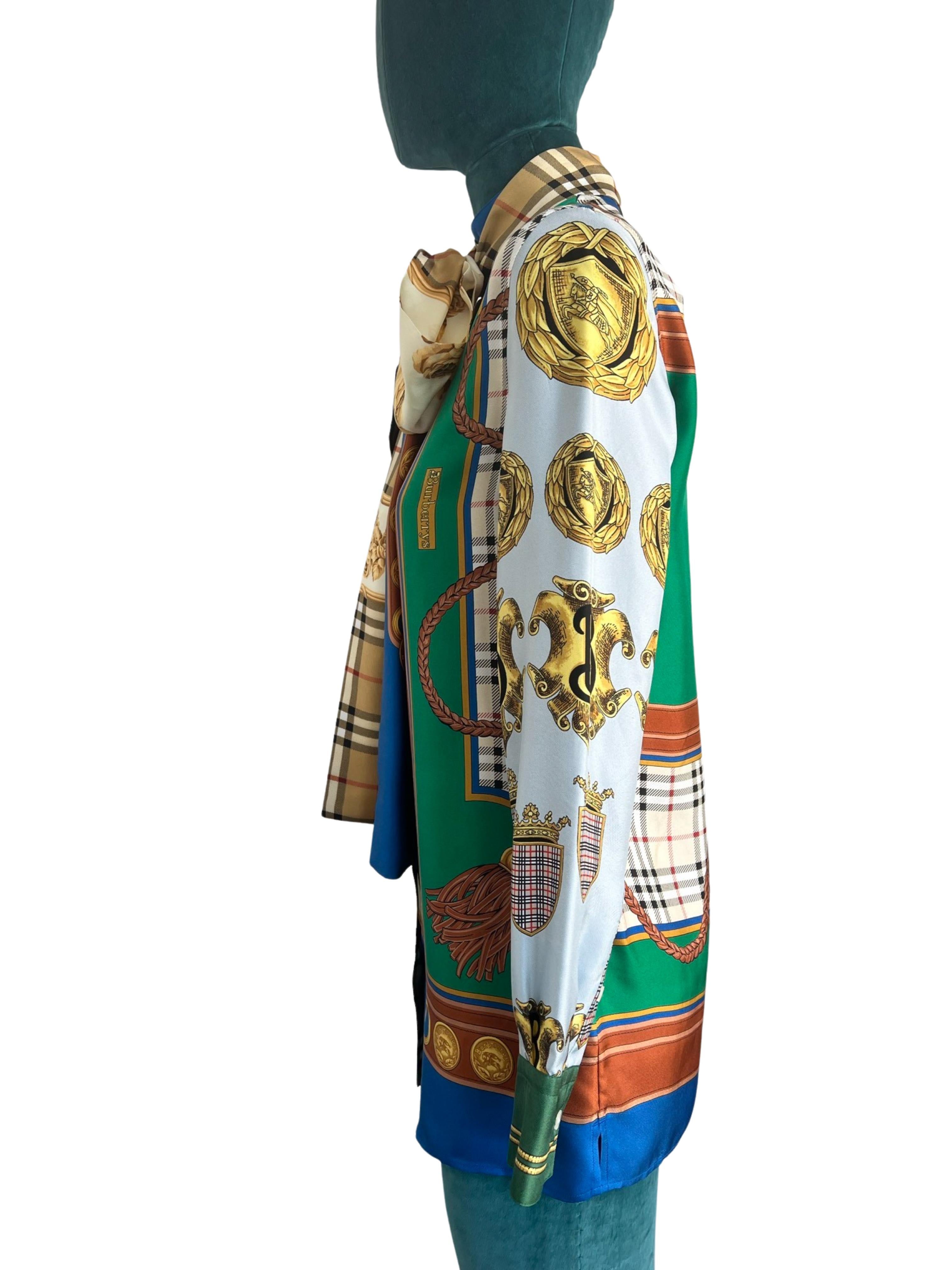 Das von Burberry im Vintage-Stil inspirierte Seidenhemd ist ein zeitloses und elegantes Stück, das eine Hommage an das Erbe der Marke darstellt und gleichzeitig moderne Elemente enthält. Dieses luxuriöse Hemd ist aus hochwertiger Seide gefertigt,