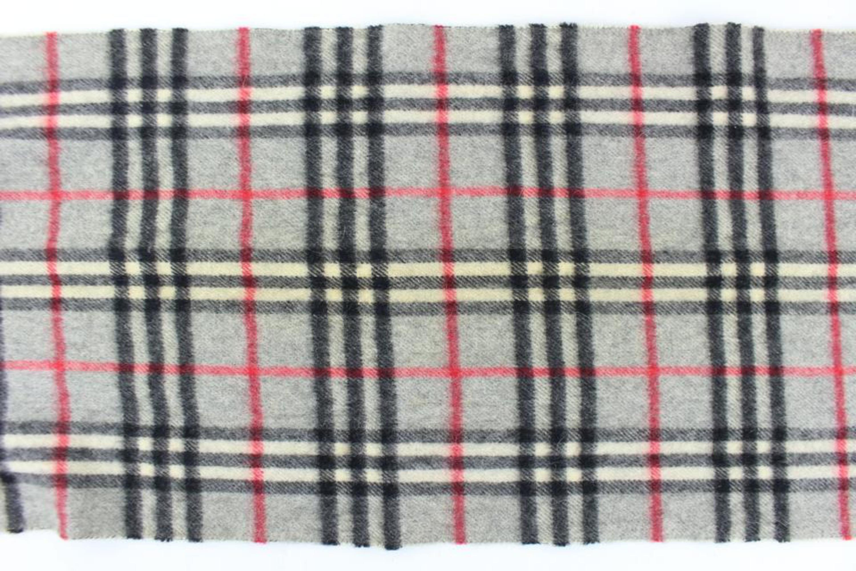 Burberry London Grey Nova Check Cashmere 7buj1026 Scarf/Wrap In Good Condition For Sale In Forest Hills, NY