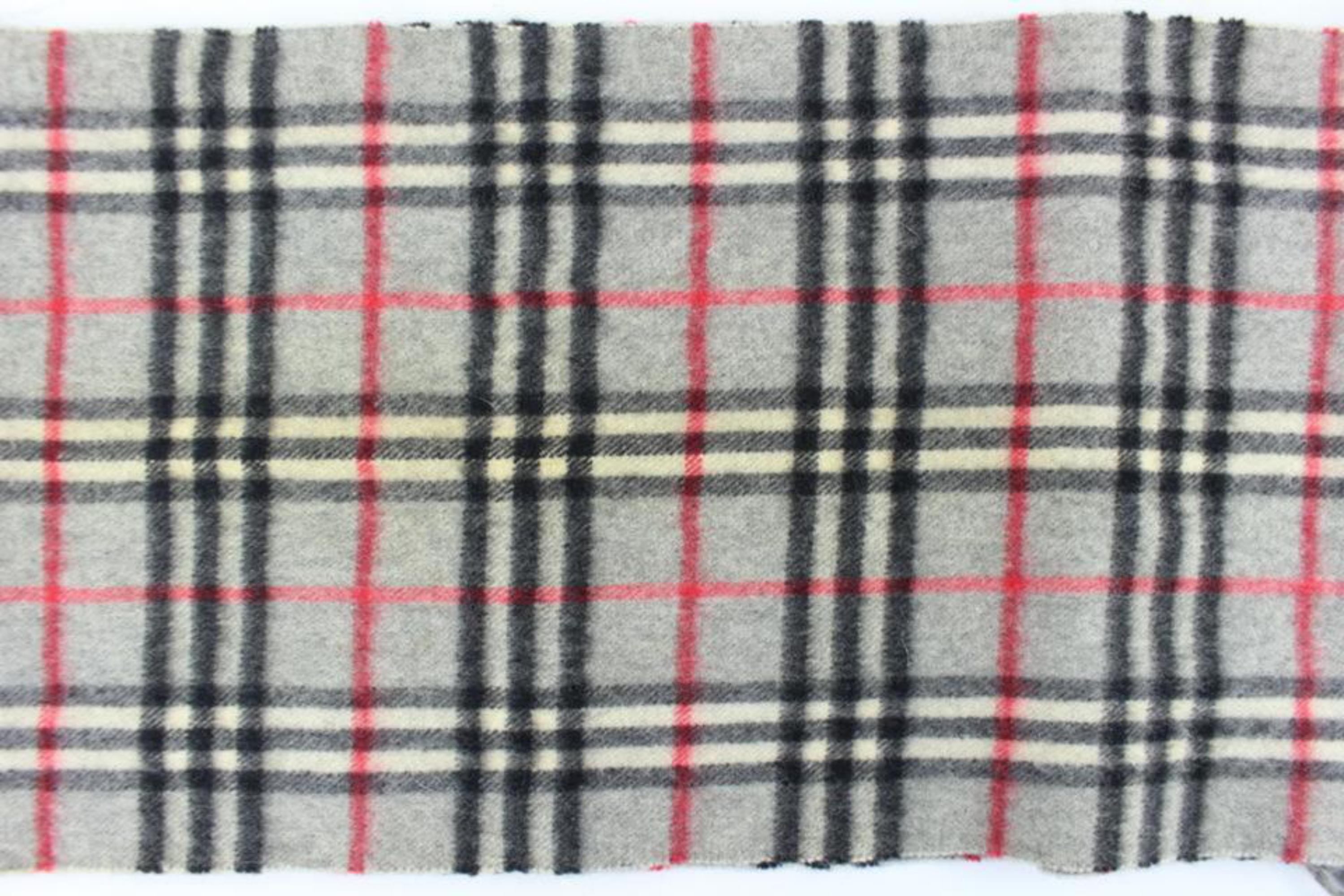 Burberry London Grey Nova Check Cashmere 7buj1026 Scarf/Wrap For Sale 4