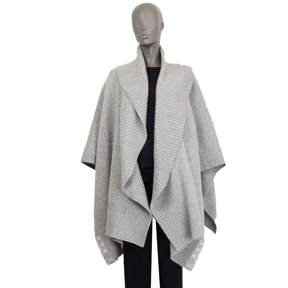 Burberry London open poncho in light-gray wool (71%) and cashmere (27%) with a wide shawl ribbed collar and longer on the front. Unlined. Has been worn and is in excellent condition.

Tag Size One Size
Size One size
Length 87cm (33.9in)