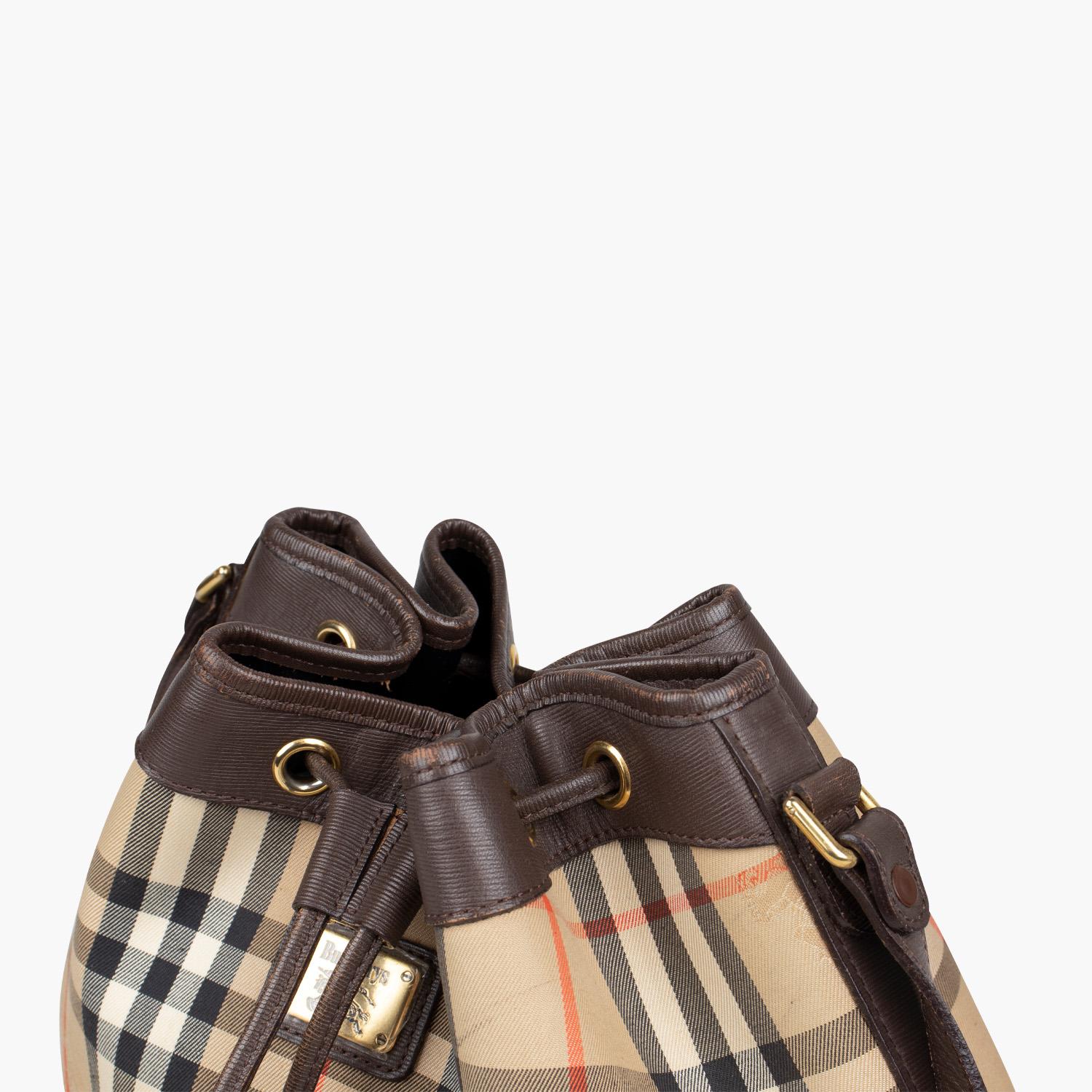 Burberry London Horseferry Check Bucket Bag In Good Condition For Sale In Sundbyberg, SE