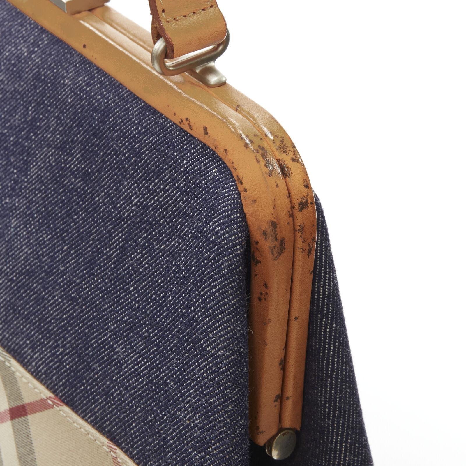 BURBERRY LONDON House Karierte Tasche aus blauem Denim und braunem Leder mit Griff oben 3