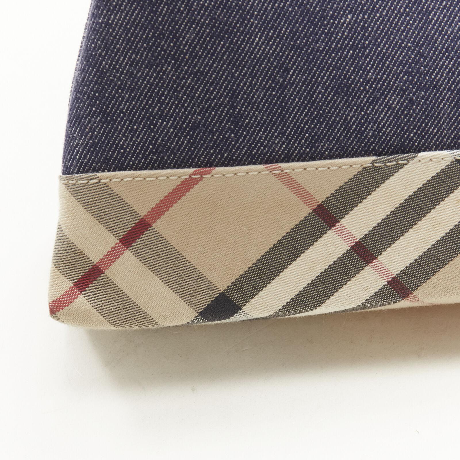 BURBERRY LONDON House Karierte Tasche aus blauem Denim und braunem Leder mit Griff oben 4