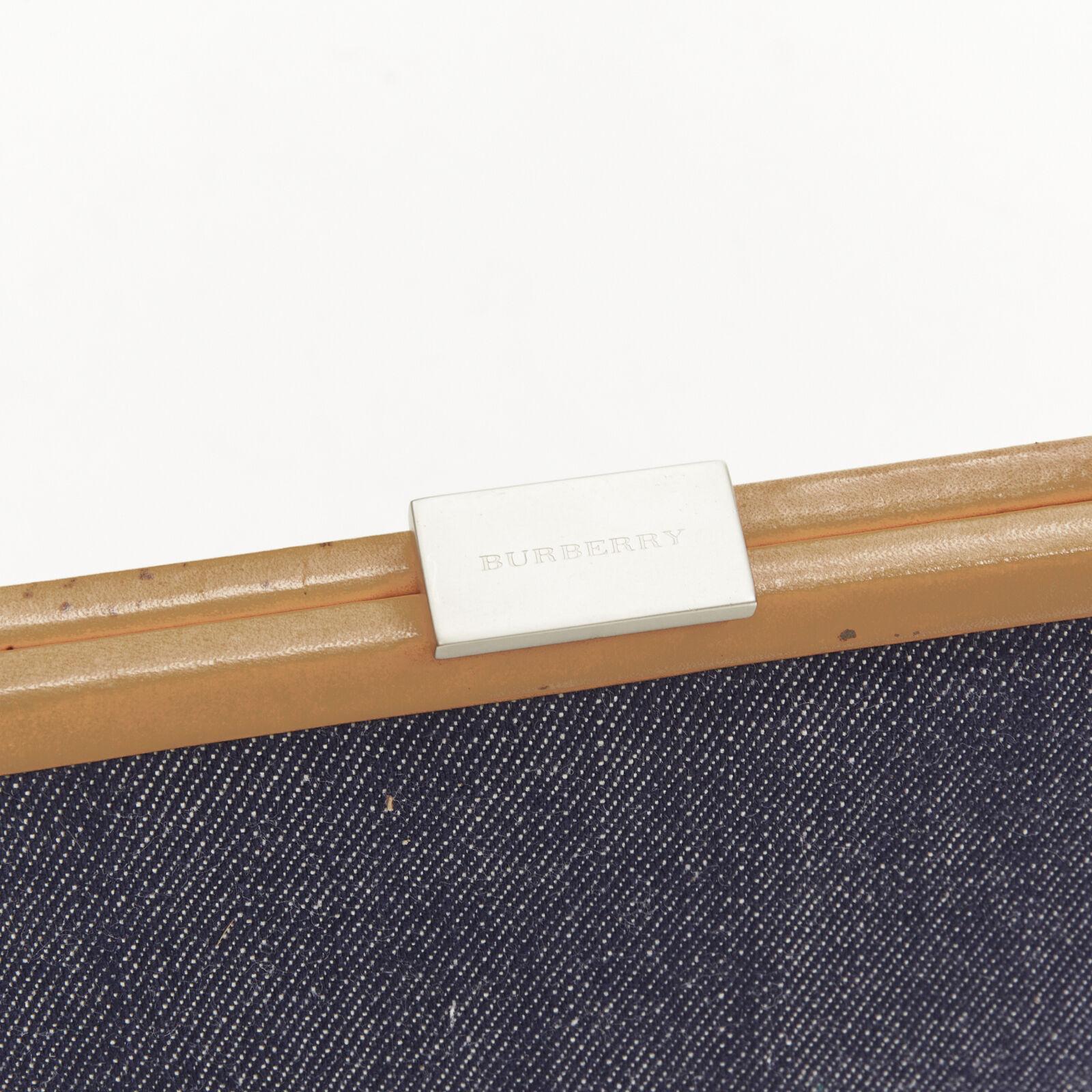 BURBERRY LONDON House Karierte Tasche aus blauem Denim und braunem Leder mit Griff oben 5