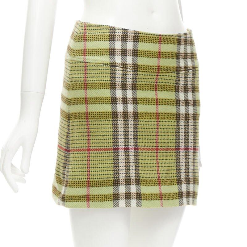 BURBERRY LONDON House Karierter grüner Wollminirock UK6 US4 XS
Referenz: ANWU/A01005
Marke: Burberry
Designer: Christopher Bailey
MATERIAL: Wolle
Farbe: Grün
Muster: Kariert
Verschluss: Reißverschluss
Auskleidung:  Polyester
Hergestellt in: