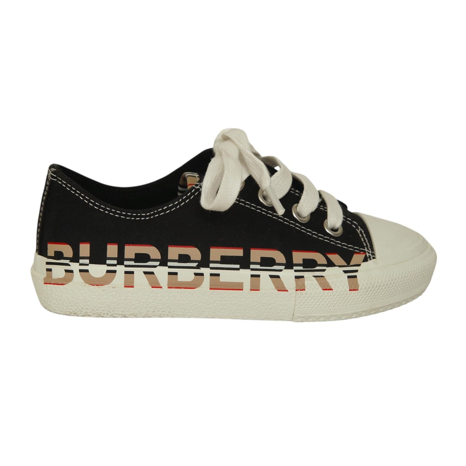 BURBERRY LONDON KID'S K1-MINI LARKHALL SNEAKERS


• Design:
   - Kid's K1-MINI Larkhall model.
   - Black canvas.
   - Signature at sides in the check pattern.
   - Rounded toe.
   - Lace Up.
   - Ridged rubber sole.
   - Comes with dust bag.

•