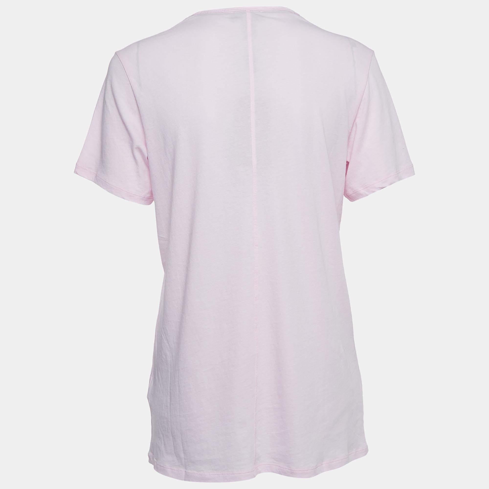 Perfect for casual outings or errands, this Burberry T-shirt is the best piece to feel comfortable and stylish in. It flaunts a catchy shade and a relaxed fit.


