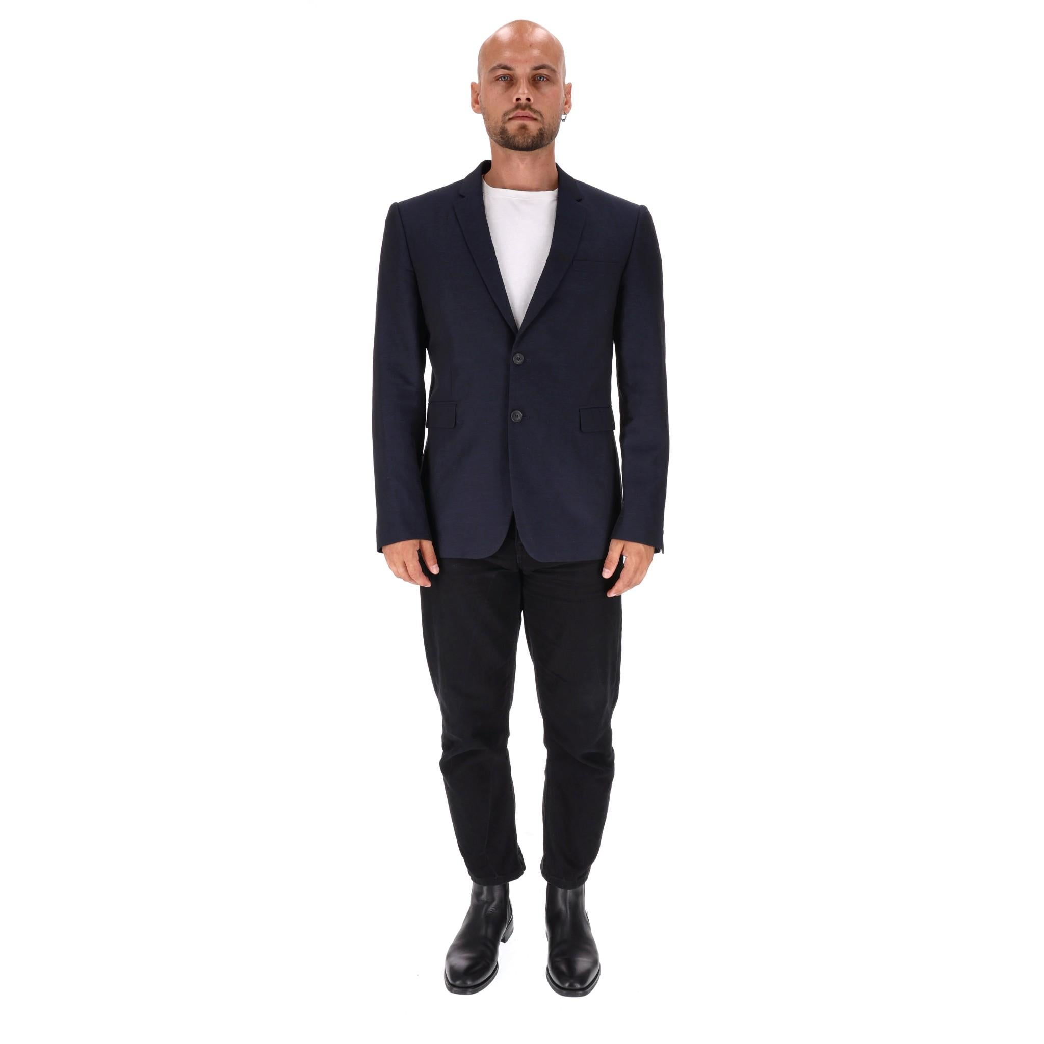 Giacca Burberry London in lino, mohair e lana

Giacca sartoriale blu navy in misto lino, mohair e lana dalla vestibilità classica.

Spalle definite e arrotolate, revers dentellati e bottoni tonali incisi 