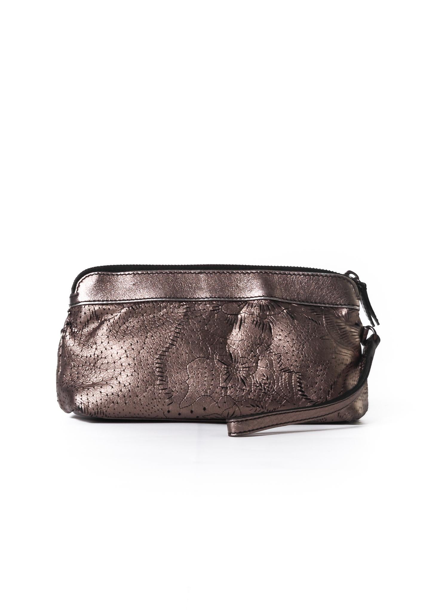 Diese bezaubernde Burberry Metallic Silver Floral Perforated Leather Wristlet Bag ist perfekt, um Ihre weiblichen Essentials stilvoll zu transportieren. Es besteht aus superschickem, lasergeschnittenem, dunklem Nickelleder mit einem hübschen