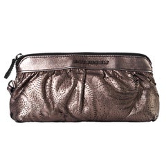 Burberry London Metallic Perforierte florale Handgelenkstasche mit Blumenmuster