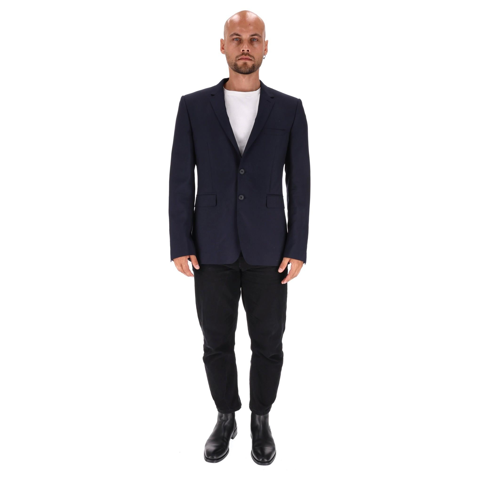 Giacca in lana e mohair Burberry London

Giacca sartoriale blu navy in misto mohair e lana dalla vestibilità classica.

Spalle definite e arrotolate, revers dentellati e bottoni tonali incisi 