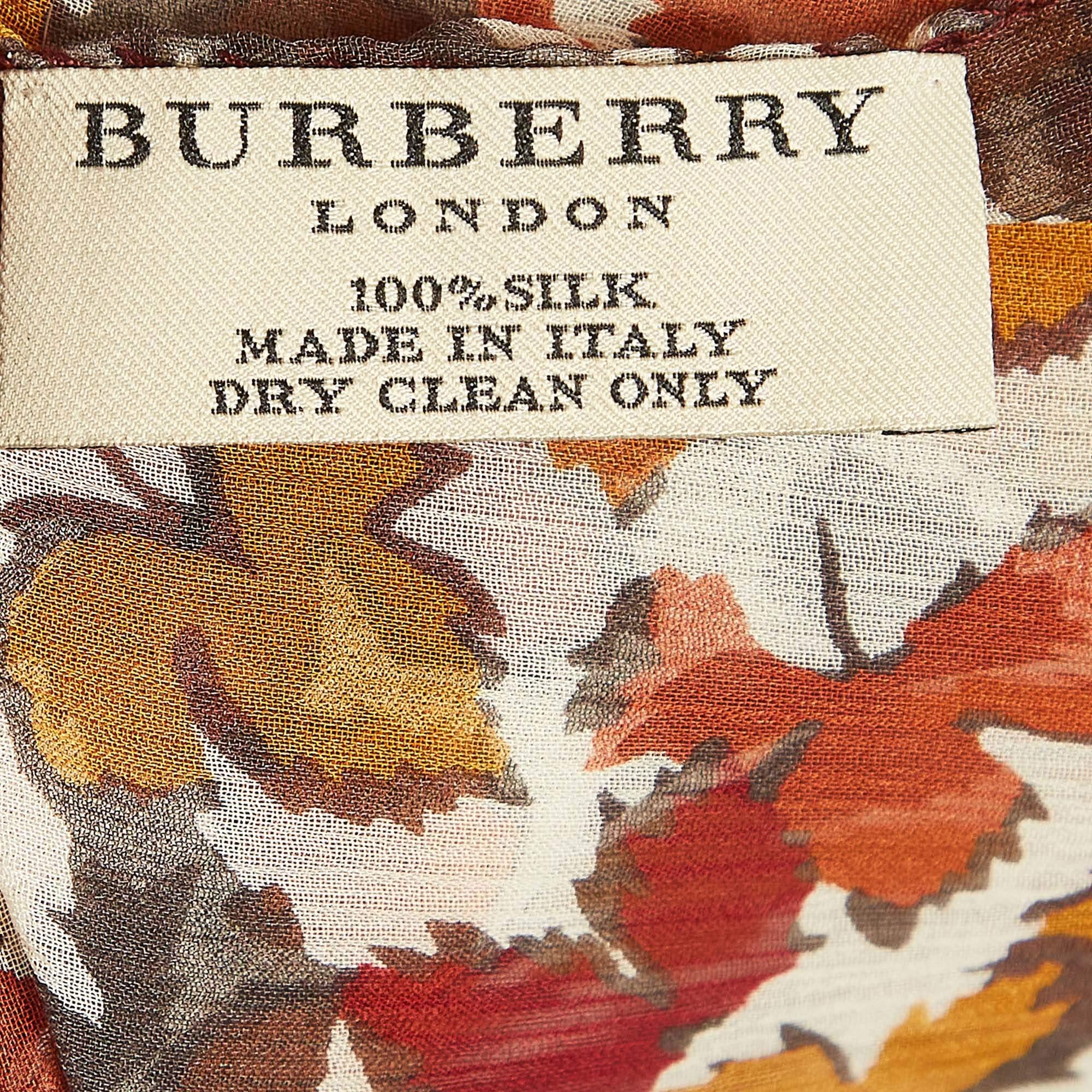 Burberry London Mehrfarbiger bedruckter Seidenschal mit Blattdruck im Zustand „Gut“ im Angebot in Dubai, Al Qouz 2