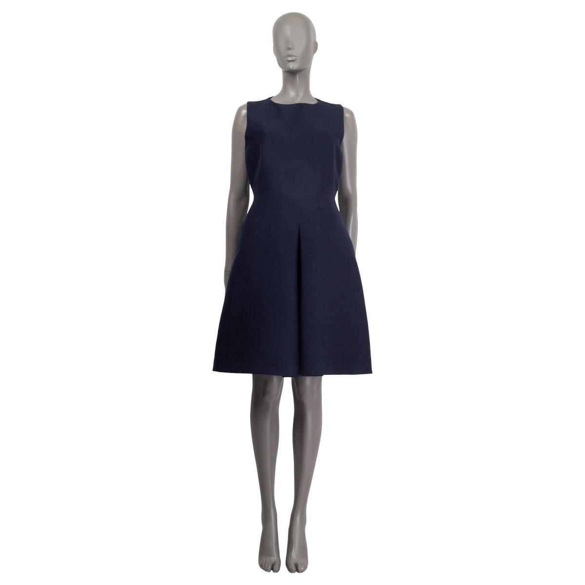 100% authentic Burberry pleated dress in navy blue cotton (94%) and silk (6%). Opens with a concealed zipper on the back and a hook on the back. Lined in navy blue acetate (60%) and cupro (40%). Has been worn and is in excellent