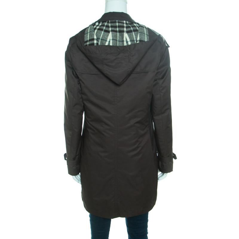 Layer up in style with this Burberry London jacket. Styled in a classic olive green hue, this jacket is designed with front buttoned fastening and two external pockets on the front. The jacket also carries long sleeves, a fitted silhouette, and a