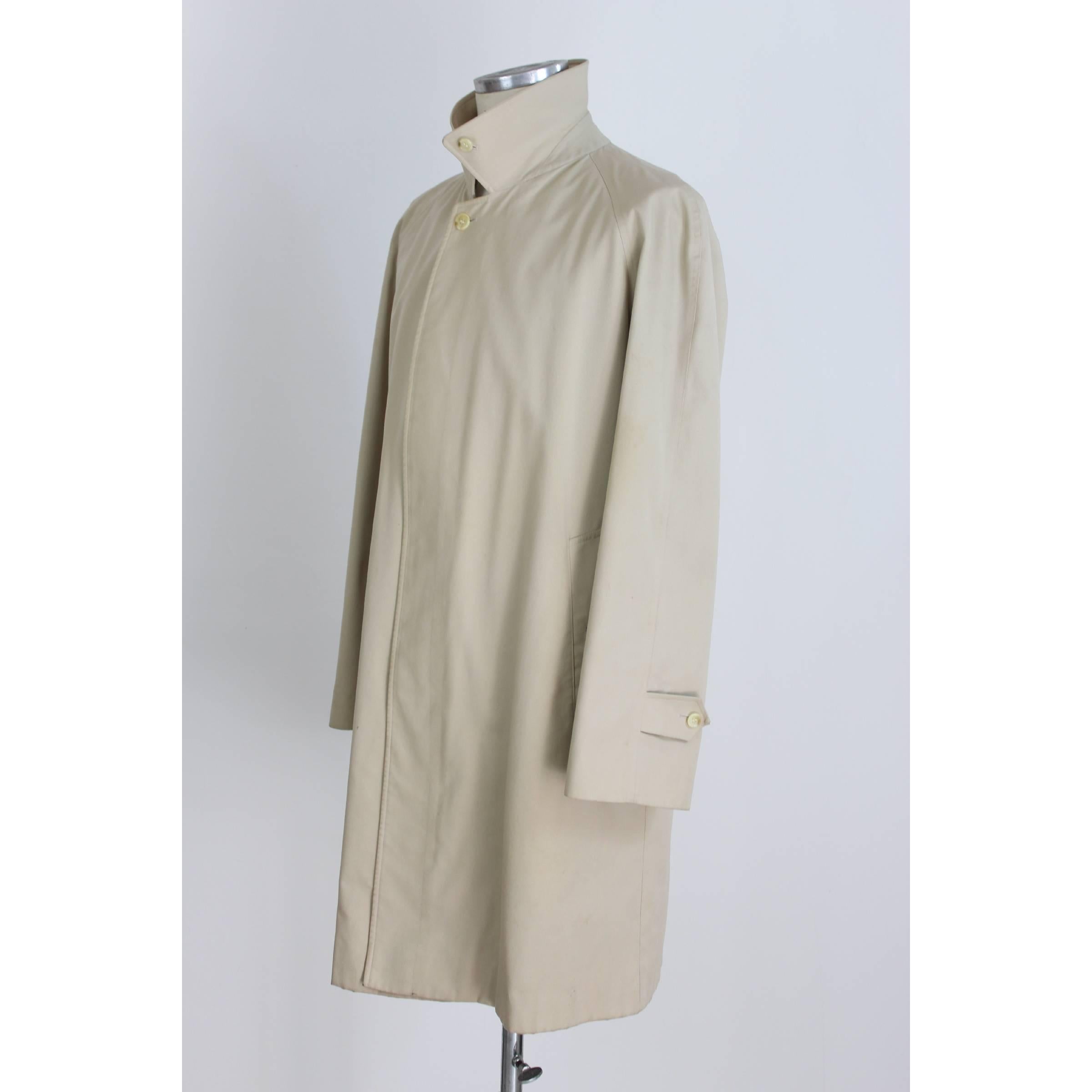 Burberry London beige raincoat for men. Beige. Two side pockets, button closure. There are some spots that do not compromise the beauty of the garment. Very good vintage conditions. Made in England.

Size 50 It 40 Us 40 Uk

Shoulders: 50 cm
Chest /