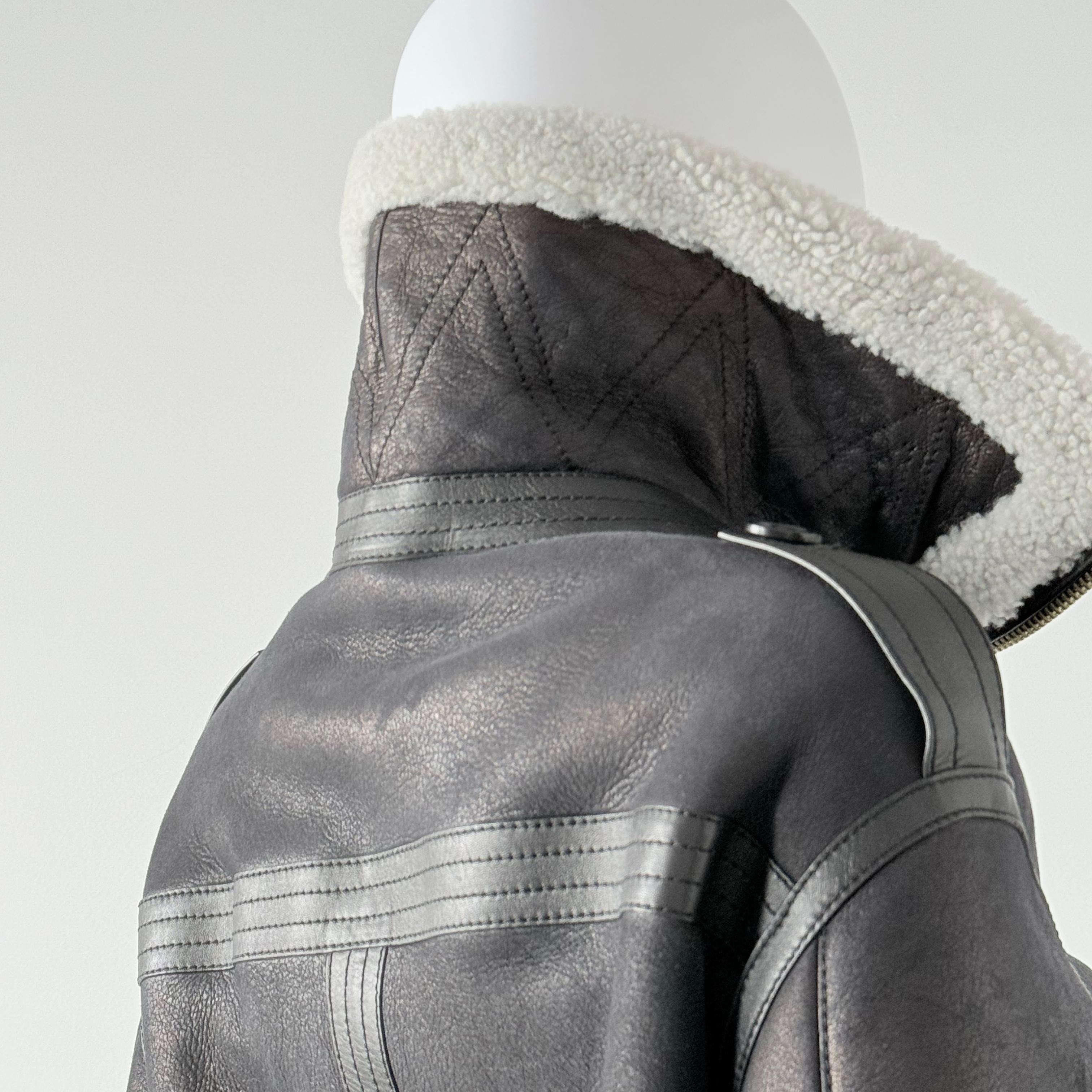Burberry London Shearling  Black Brown Metalic Look size 6 In Excellent Condition For Sale In Montreal, Quebec