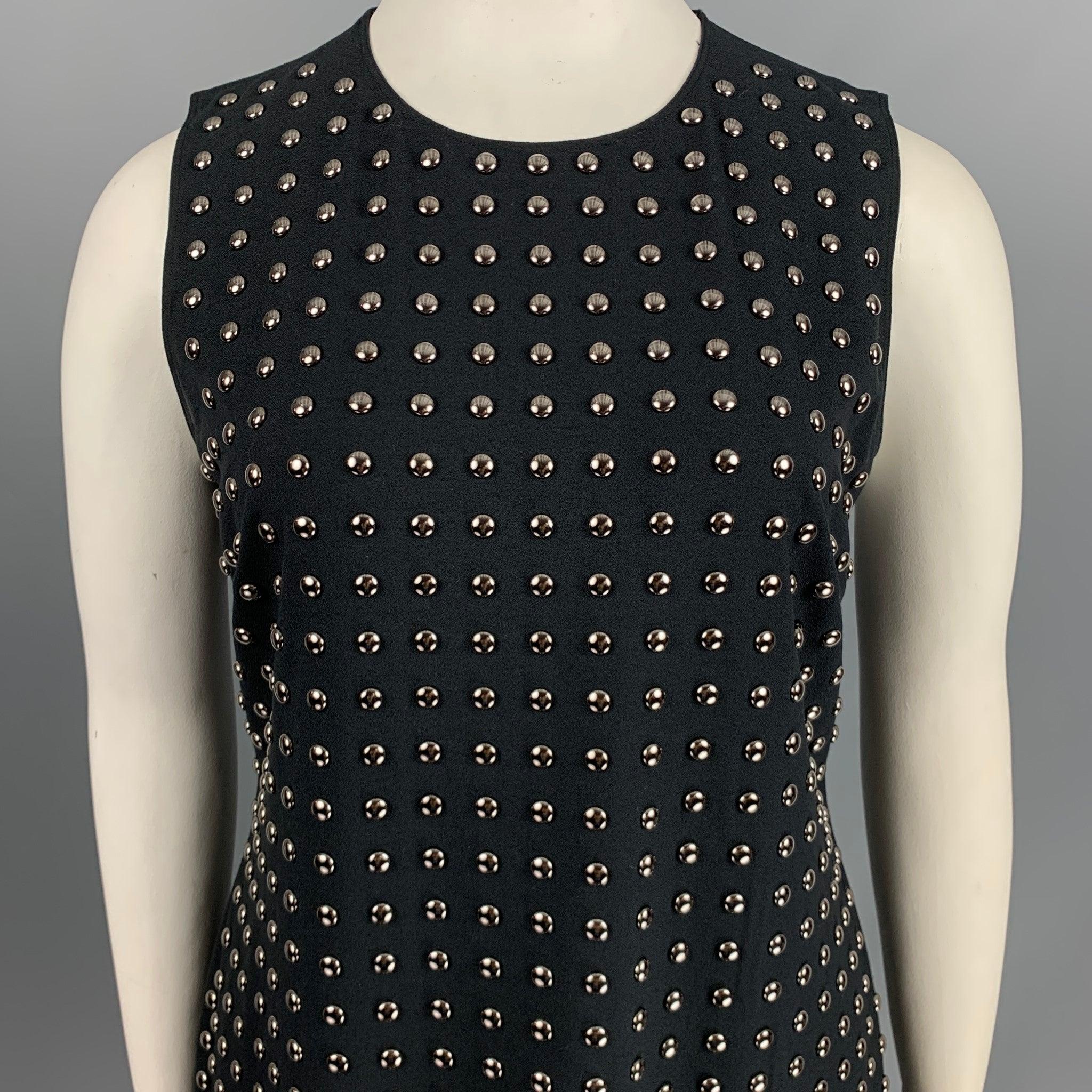 Vestido BURBERRY LONDON en tejido de crepé negro con mezcla de poliéster, tachuelas plateadas en la parte delantera, sin mangas y cierre de cremallera en la espalda. Marcas bajo los brazos. 

Marcado:   US 10 

Medidas: 
 
Hombros 15 pulgadas Busto: