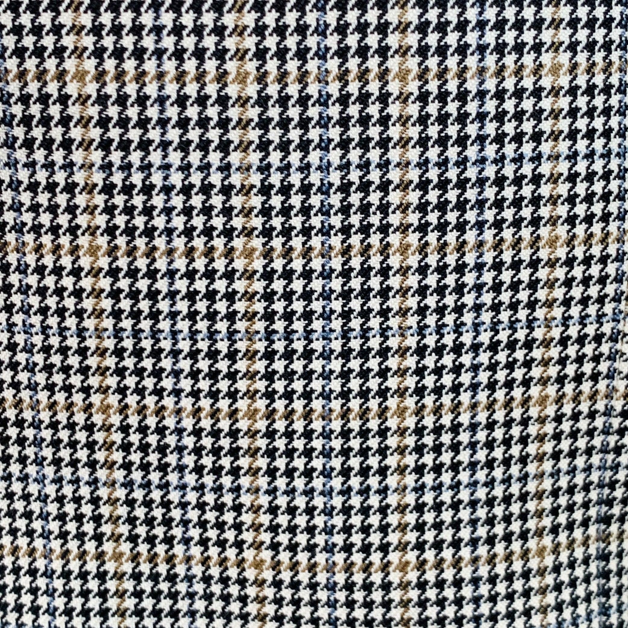 Abrigo sport BURBERRY LONDON
en lana negra, beige y blanca, con estampado de pata de gallo, solapa de muesca, doble abertura en la espalda y cierre de doble botón. Fabricado en EE.UU. Excelente estado de conservación. 

Marcado:   38 R 

Medidas: 
