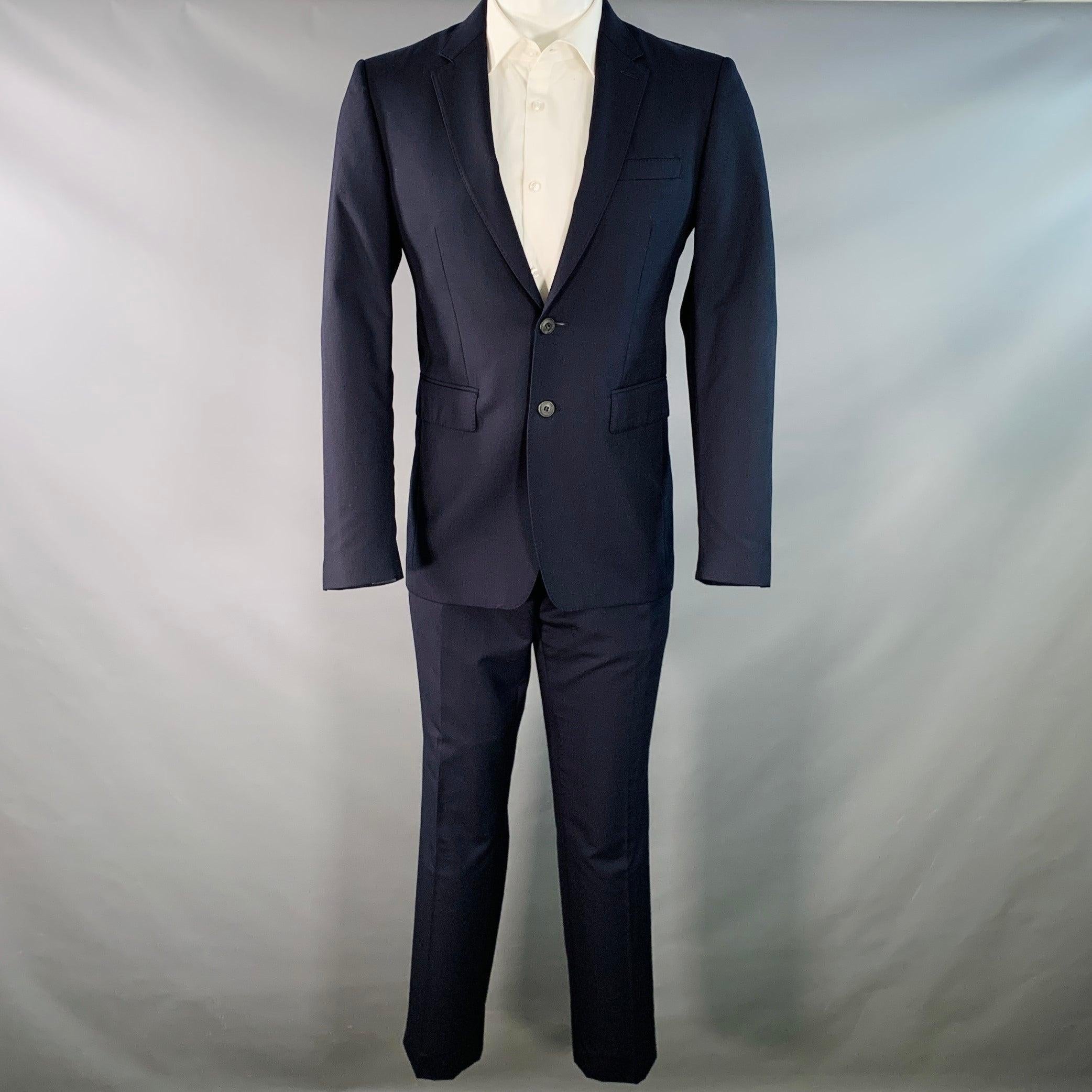 BURBERRY LONDON
Il completo è in lana navy con fodera integrale e comprende un cappotto sportivo monopetto a due bottoni con rever a tacca e pantaloni piatti abbinati. Made in Italy.Ottime condizioni di usato. 

Contrassegnato:   IT 48R 

Misure: 
 