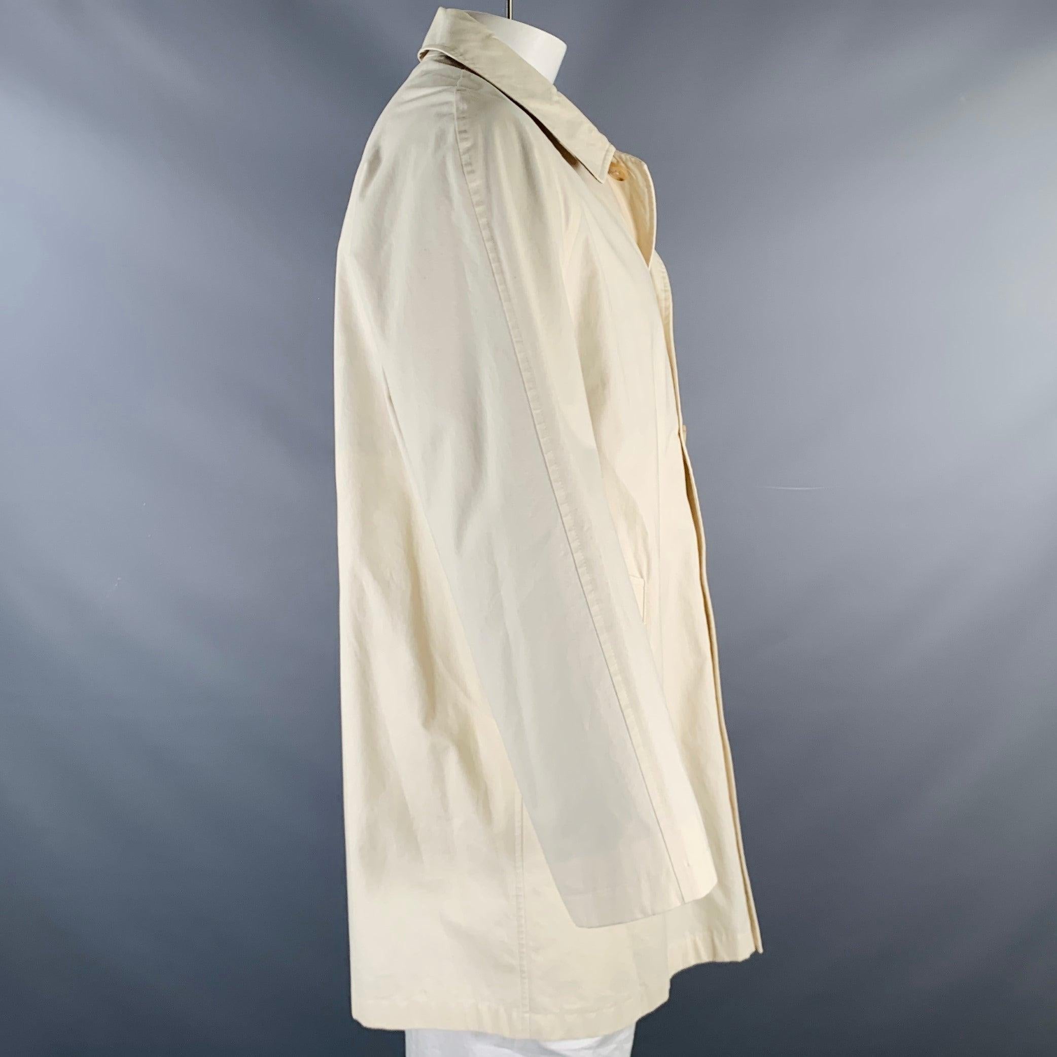 BURBERRY LONDON coat
in a beige cotton fabric featuring a single breasted style, raglan sleeves, and button closure.Very Good Pre-Owned Condition. Moderate signs of wear. 

Marked:   42R 

Measurements: 
 
Shoulder: 18 inches Chest: 42 inches