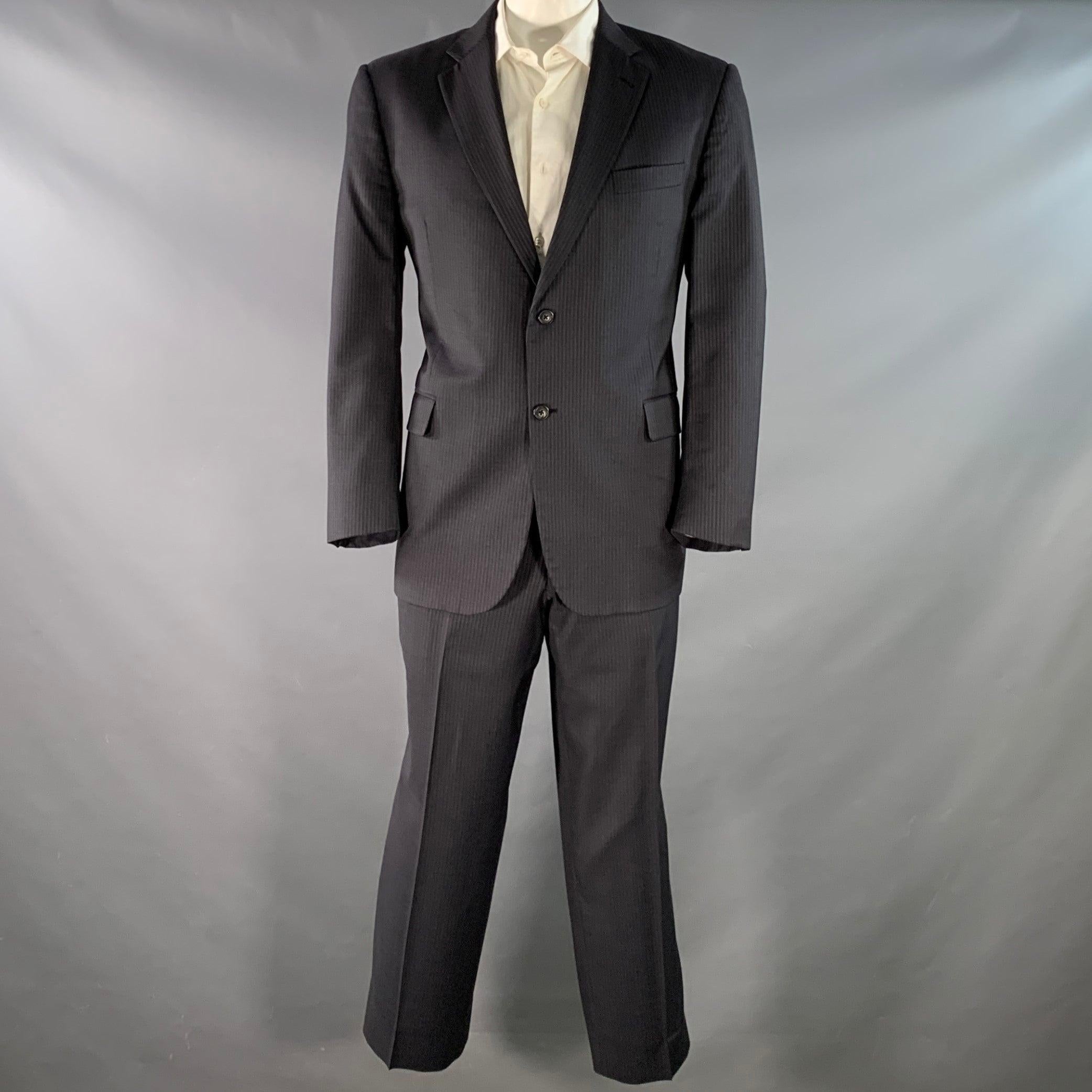 BURBERRY LONDON Anzug
aus schwarz-grau gestreifter Wolle mit vollem Futter, bestehend aus einem einreihigen, doppelt geknöpften Sportmantel mit gekerbtem Revers und einer passenden Hose mit flacher Front. Made in USA. sehr guter gebrauchter Zustand.