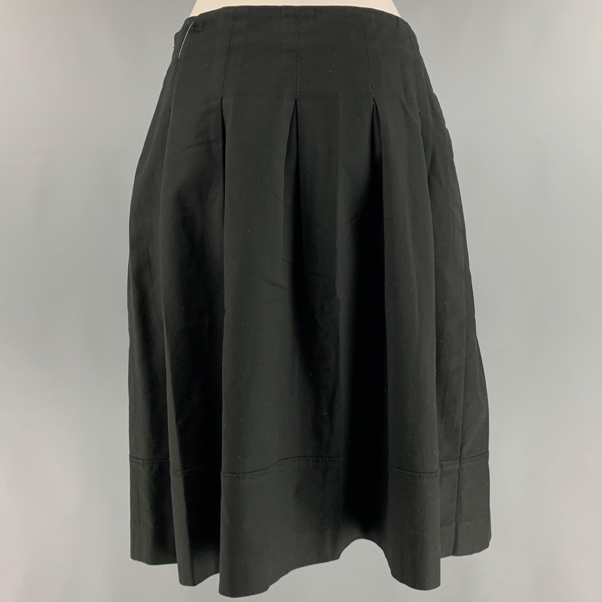 BURBERRY LONDON skirt
in a black fabric featuring a pleated style, and side zipper closure. This item has been altered.Very Good Pre-Owned Condition. Missing eye of eye & hook closure. 

Marked:   6 

Measurements: 
  Waist: 28.5 inches Hip: 46