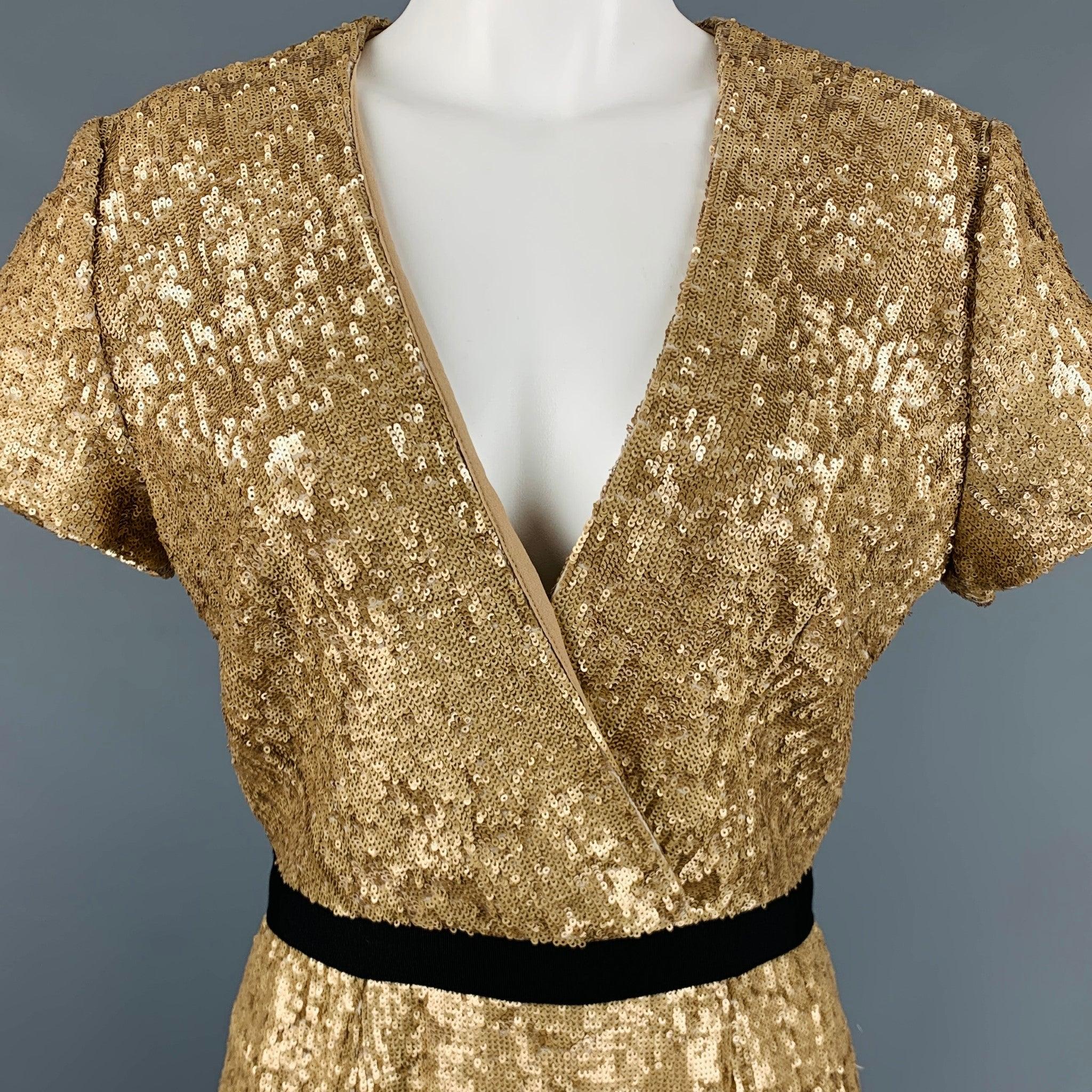 Vestido de cóctel BURBERRY LONDON en tejido elástico de viscosa dorada con lentejuelas por toda la prenda, cintura con lazo negro en contraste, mangas cortas, escote en pico y cierre de cremallera en la espalda. Pequeños signos de desgaste.