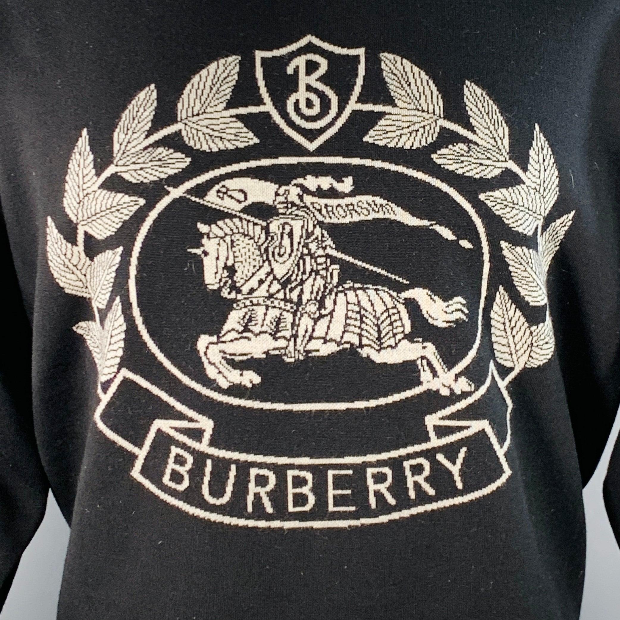 Pullover Burberry London
in misto poliammide elasticizzato nero, con logo Burberry bianco, maniche lunghe e girocollo.Buone condizioni di usato. Pilling moderato. 

Contrassegnato:   M 

Misure: 
 
Spalla: 25 pollici Petto: 46 pollici Manica: 21,5