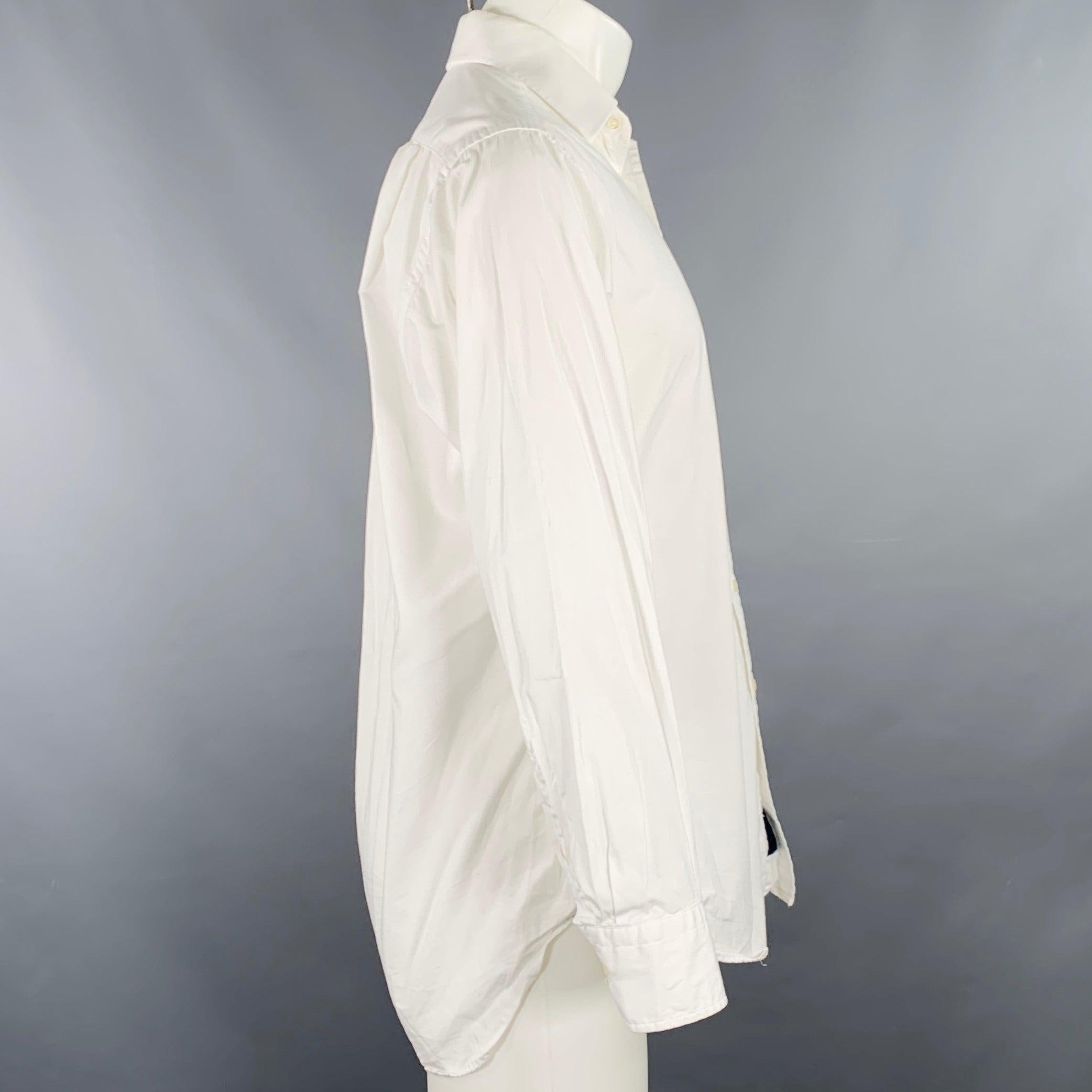 Burberry LONDON chemise à manches longues
en tissu de coton blanc, avec un col ouvert, une poche et une fermeture à boutons.Très bon état d'usage. Marques mineures. 

Marqué :   15 / 32/33 

Mesures : 
 
Épaule : 17 pouces Poitrine : 43 pouces