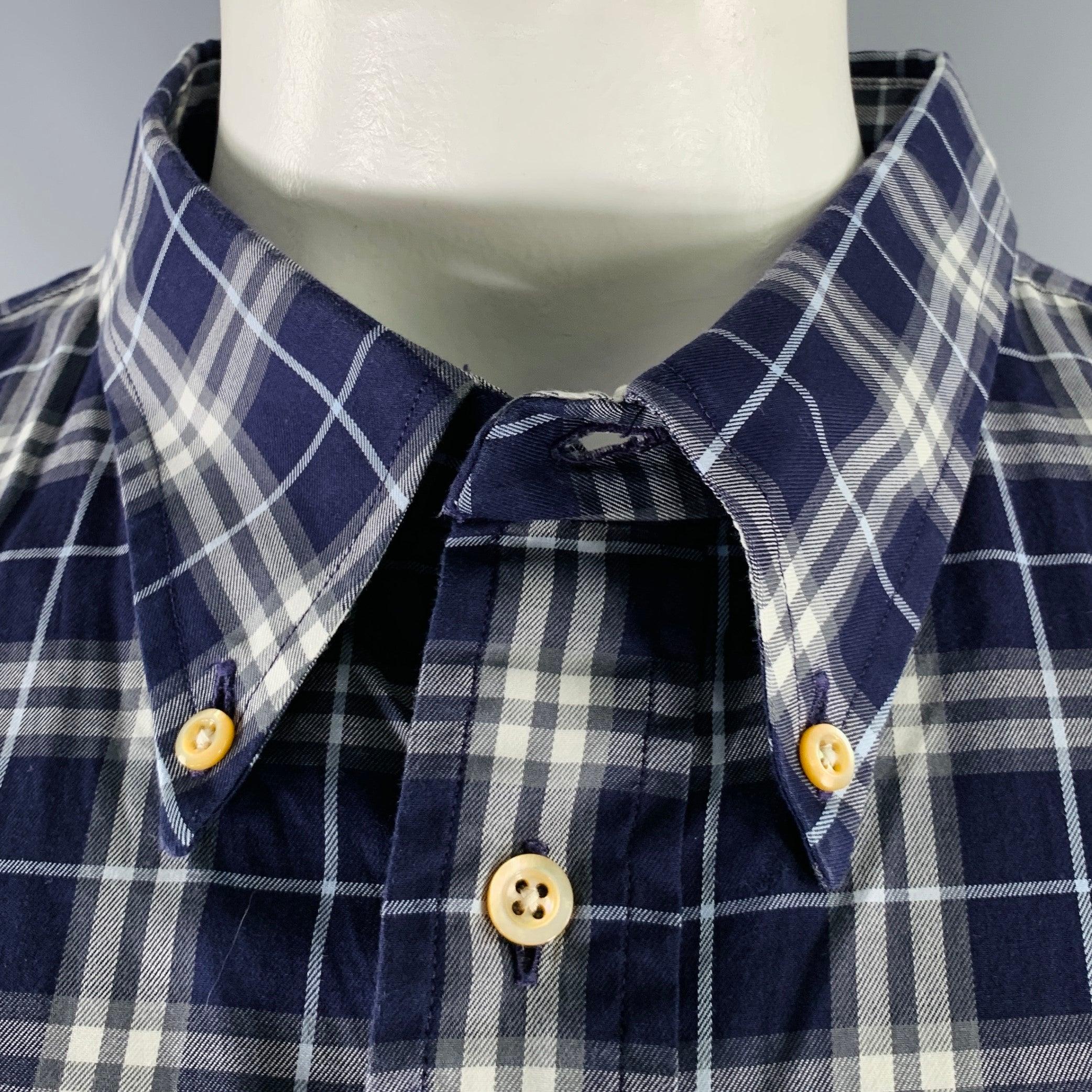 Burberry LONDON chemise à manches longues
dans un tissu de coton violet avec un motif blanc et vert, une poche, un col boutonné et une fermeture à bouton. Fabriqué aux Etats-Unis. Excellent état. 

Marqué :   3XT 

Mesures : 
 
Épaule : 24 pouces
