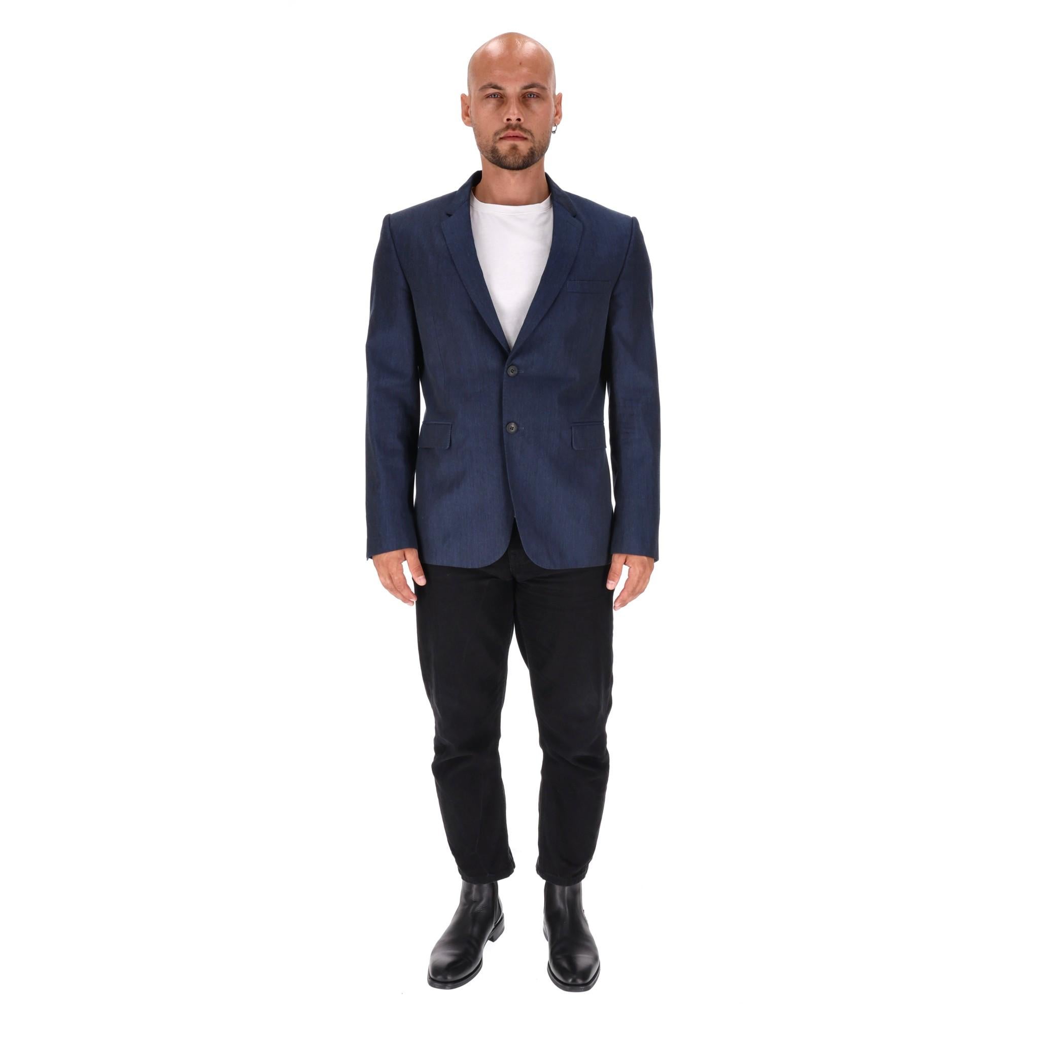 Giacca sartoriale in lana Burberry London

Giacca da abito blu navy completamente realizzata in lana vergine.

Presenta rever a specchio, tasche con patta ai lati e tasca a filetto sul petto.

Dettagliato con bottoni neri con incisione 