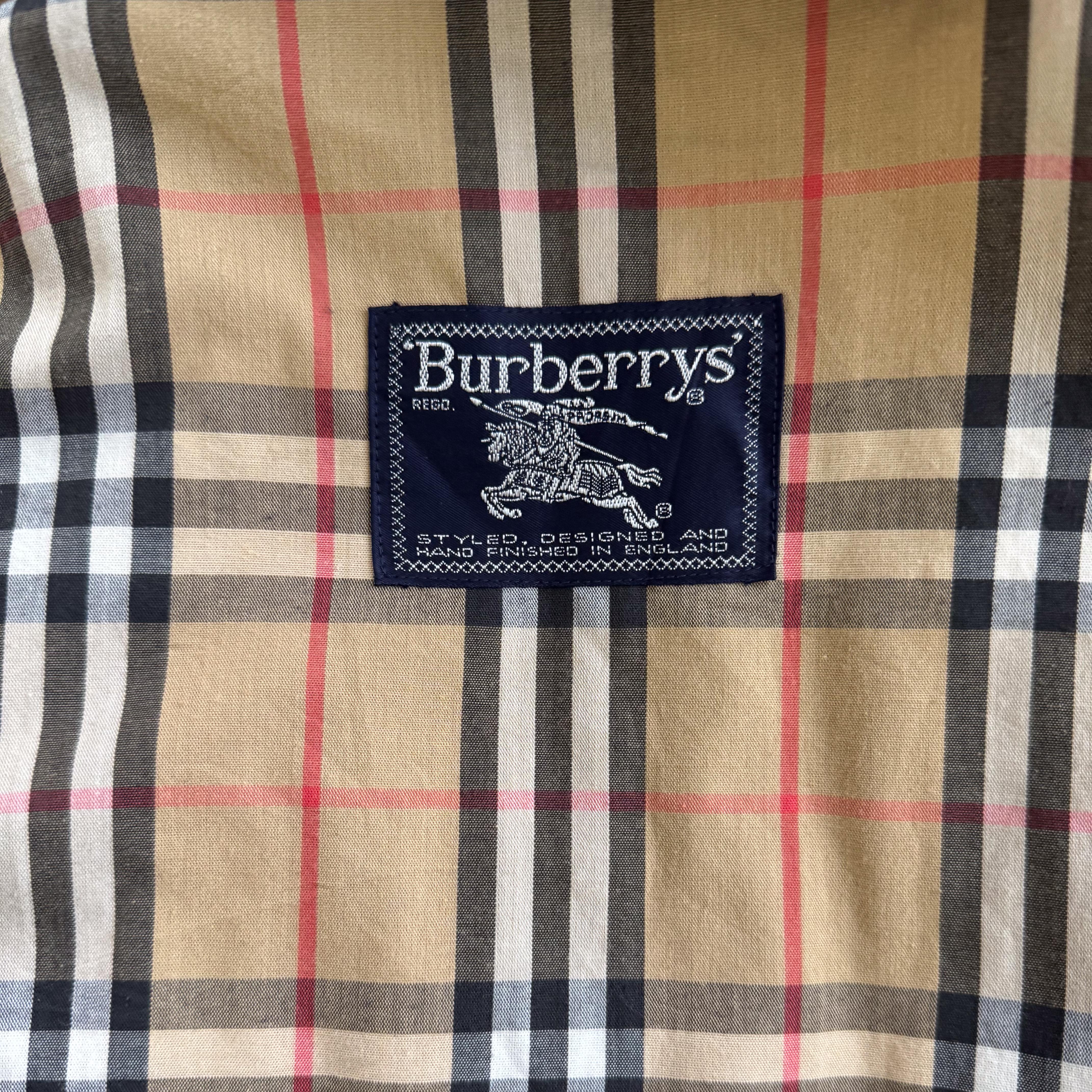 Women's or Men's Burberry London Trench Coat Women's Jacket Size L For Sale