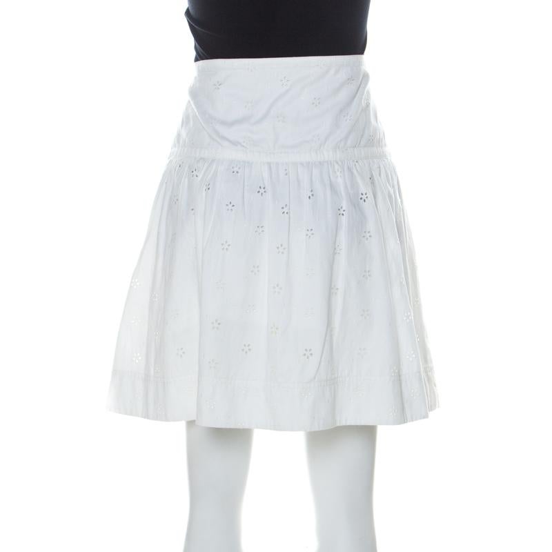 This Burberry London skirt will lend you an excellent and stately look! The white creation is made of cotto0n and features a flared silhouette with eyelet details all over. It comes equipped with buttoned closure and can be paired well with a top