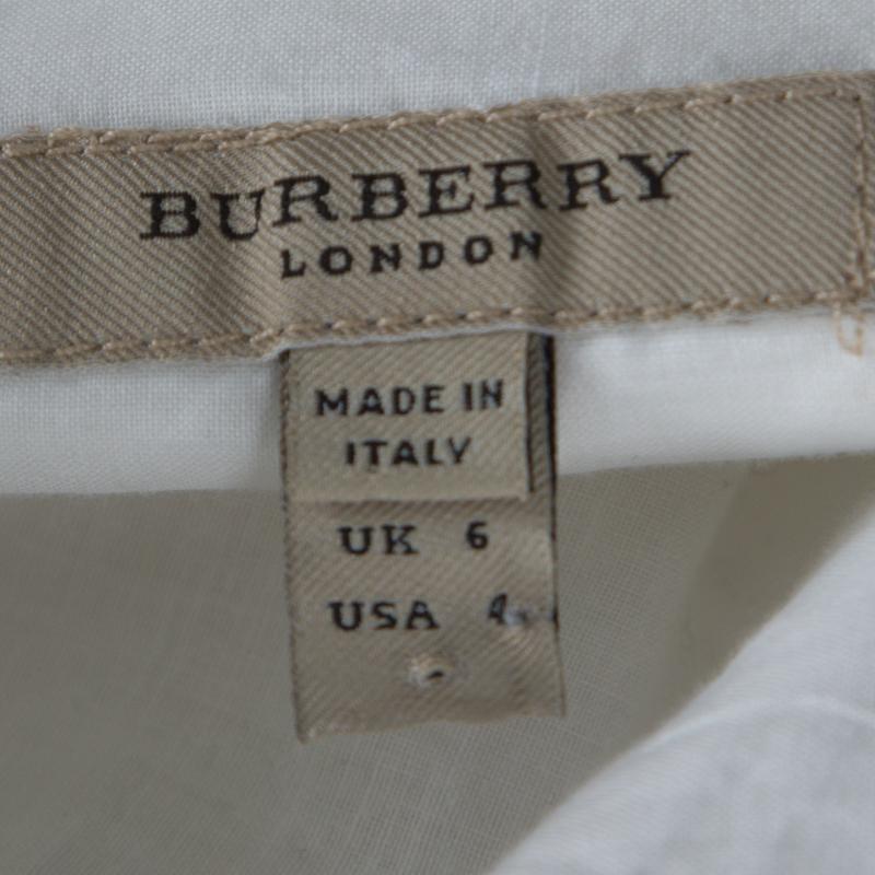 Burberry London White Eyelet Cotton Button Front Short Flared Skirt S In Good Condition In Dubai, Al Qouz 2