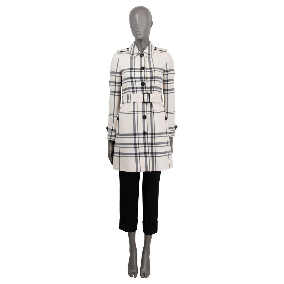 100% authentic Burberry London belted single breasted trench coat in off-white and charcoal polyester (52%), virgin wool (43%) and elastane (3%). Features epaulettes on the shoulders and cuffs, a detachable belt and two buttoned slit pockets on the