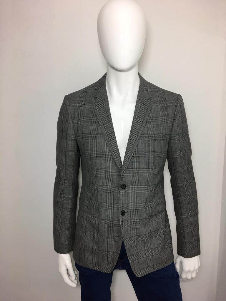 Burberry London Blazer Crafted from Wool

Plaid check pattern in grey, black and white. Single breasted, two front flap pockets. Button closure and cuffs.

Additional information:
Size – S
Condition – Very Good