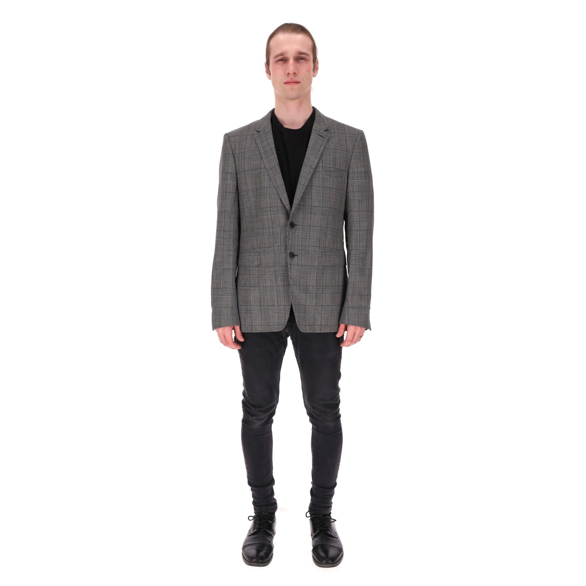 Burberry London Wool Checked Jacket

Grey jacket crafted fully crafted from wool in checked pattern.

Featuring notched lapels, flap pockets to the sides and welt pocket to the chest.

Rrp Approx. £1,300

Size – 52IT

Condition – Very