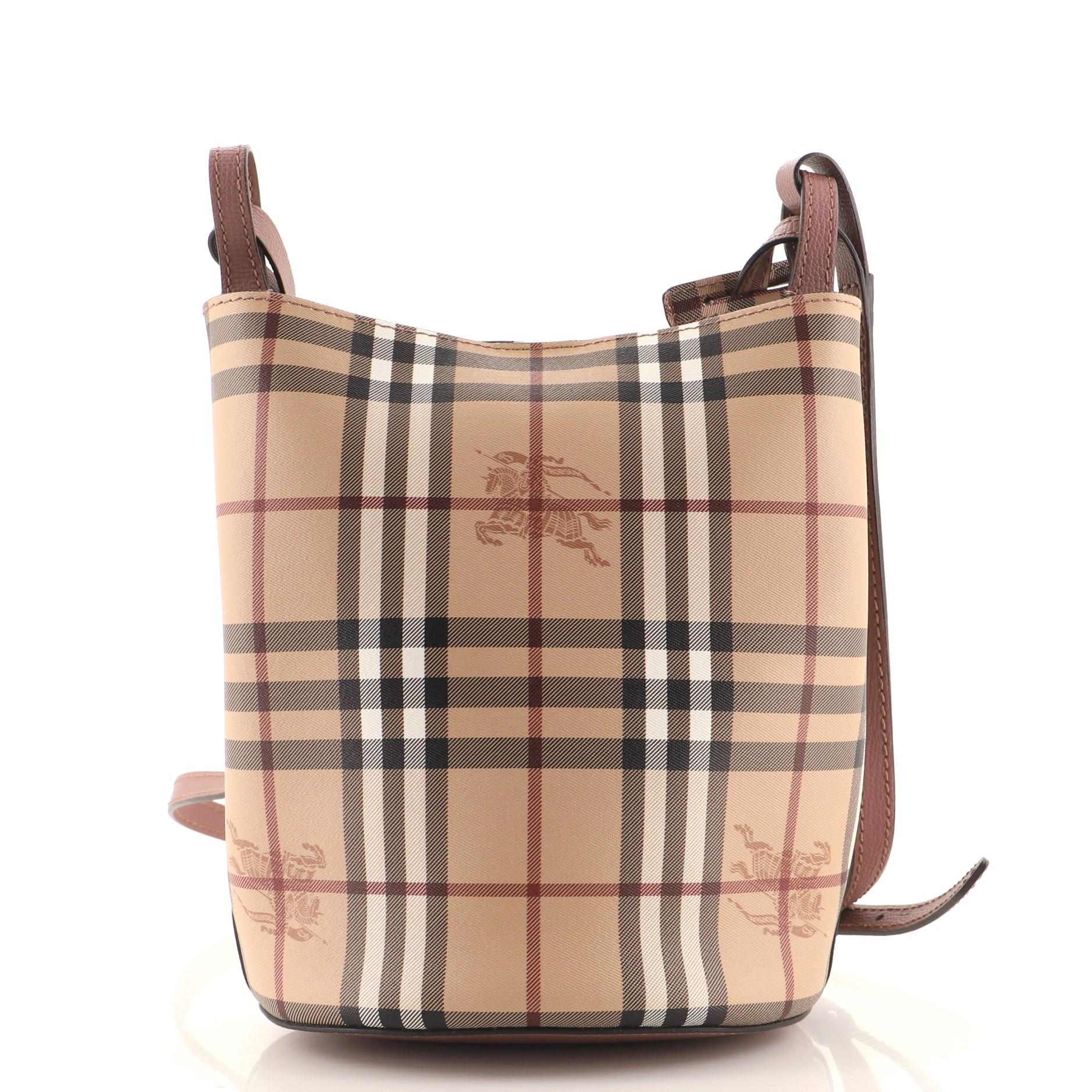 Burberry Lorne Eimertasche Haymarket aus beschichtetem Segeltuch Klein im Zustand „Gut“ in NY, NY