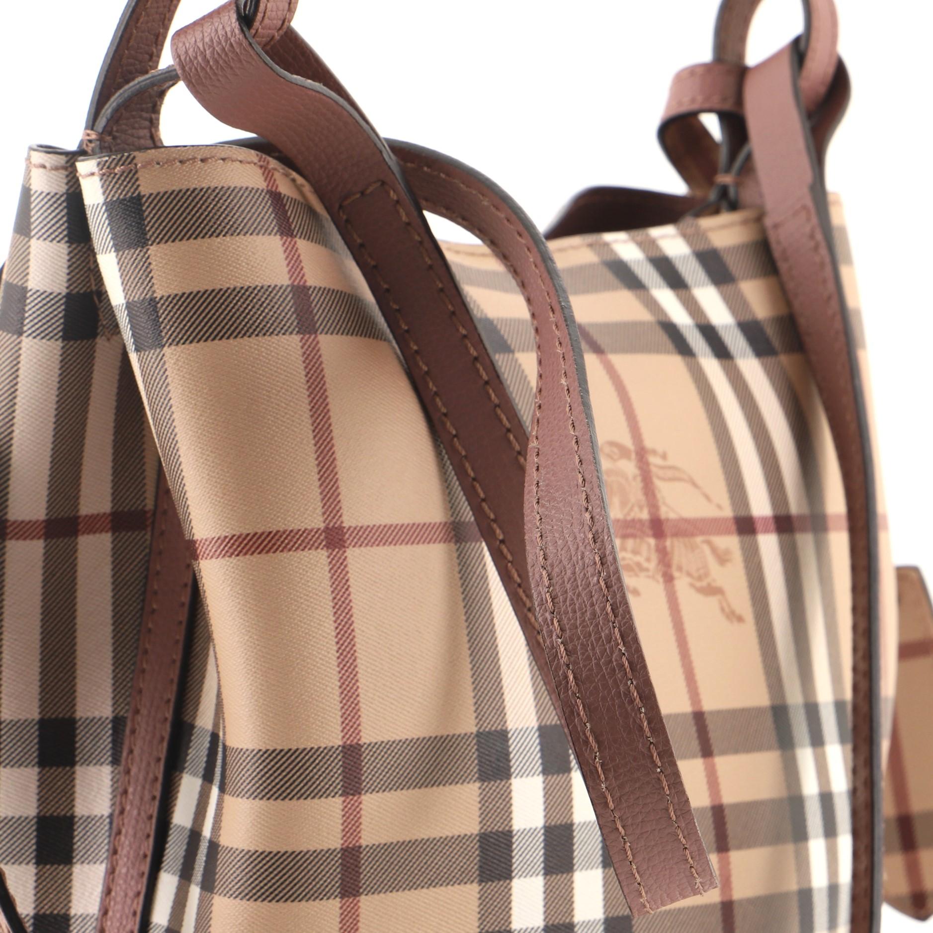 Burberry Lorne Eimertasche Haymarket aus beschichtetem Segeltuch Klein 2