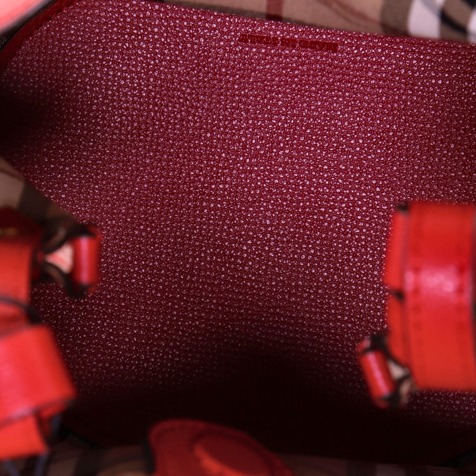 Burberry Lorne Eimertasche aus Leder Klein 1