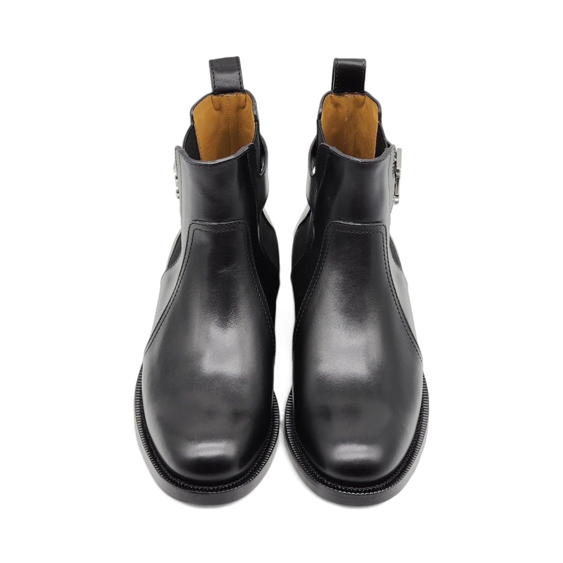 Burberry Luke TB Monogramm Schnalle Leder Chelsea Boot in Schwarz

Unterschrift Metall TB Schnalle Detail.

Zusätzliche Informationen:
MATERIAL: Kalbsleder
Farbe: Schwarz
Land: Italien
Zustand: Brandneu mit Box.
Erhältlich in anderen Größen: 8, 8.5