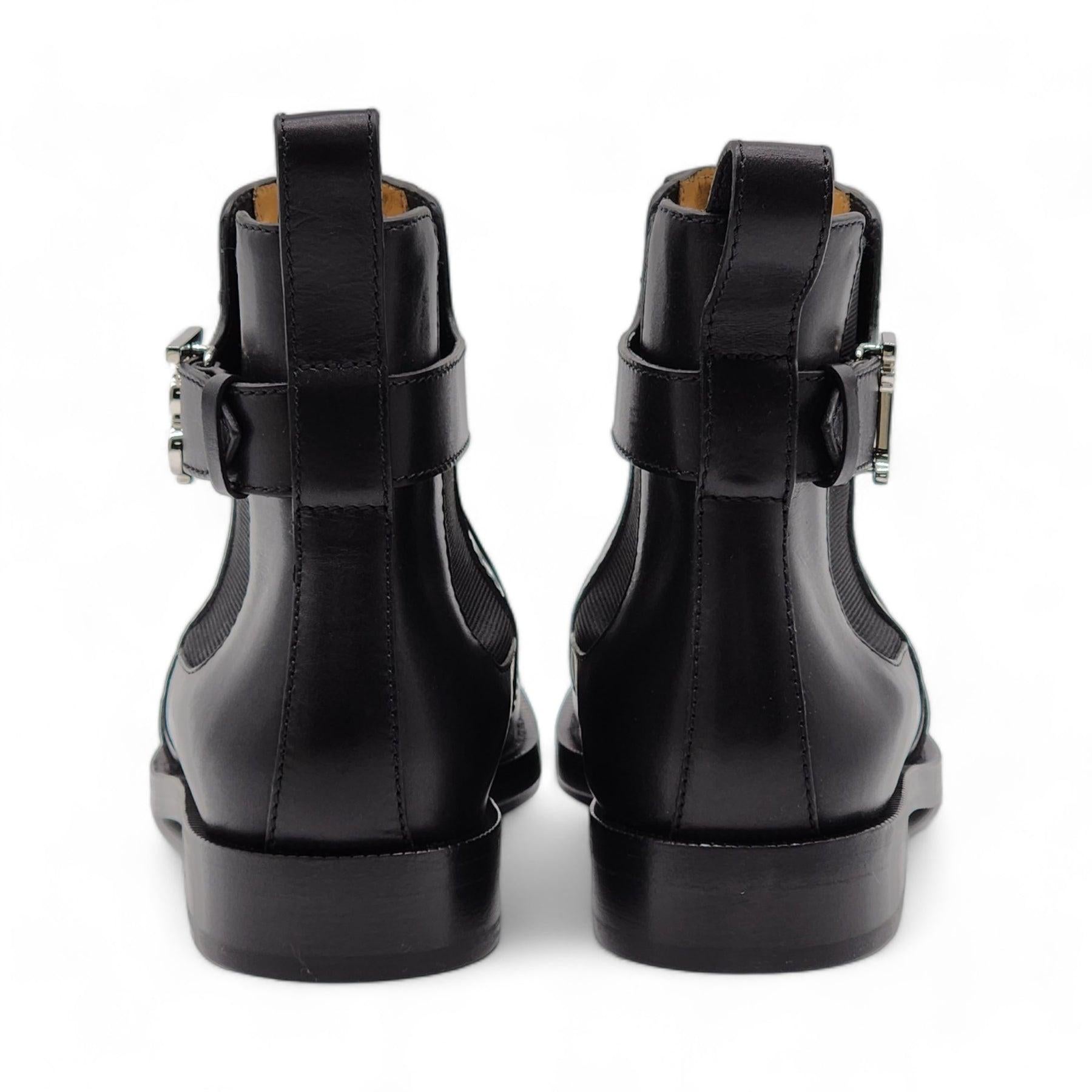 Burberry Luke TB Monogramm Schnalle Leder Chelsea Boot in Schwarz im Zustand „Hervorragend“ im Angebot in Los Angeles, CA