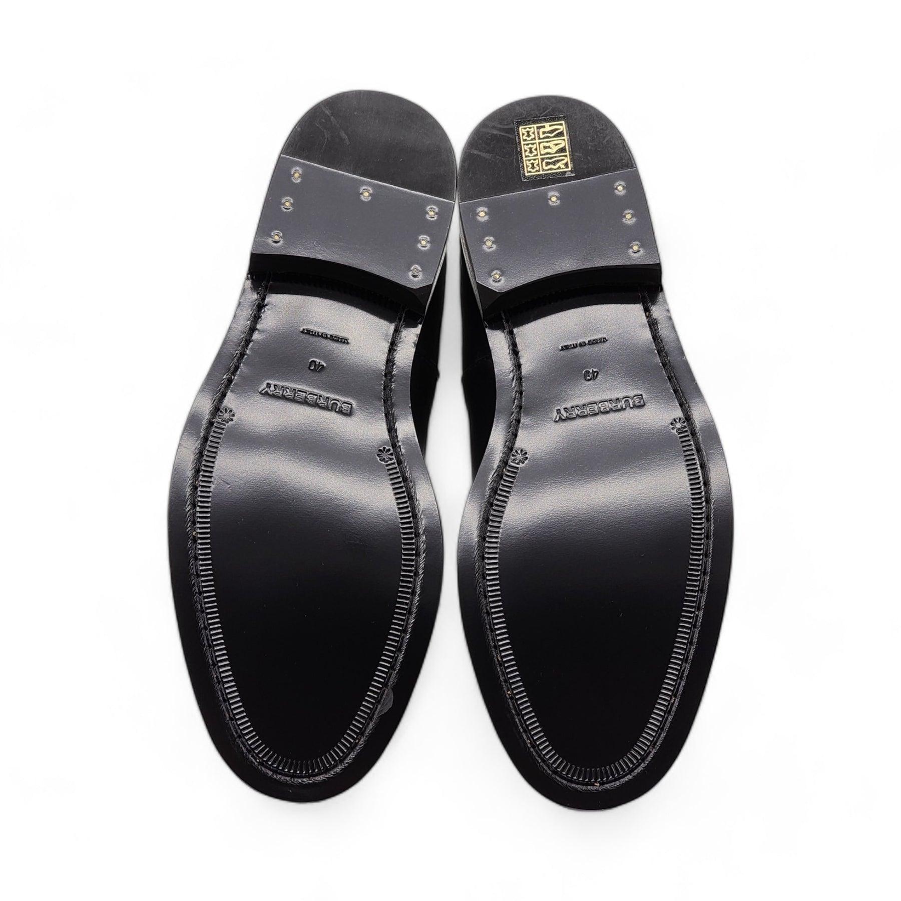 Burberry Luke TB Monogramm Schnalle Leder Chelsea Boot in Schwarz Herren im Angebot