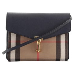 Burberry Macken Umhängetasche aus Leder und kariertem Segeltuch Klein