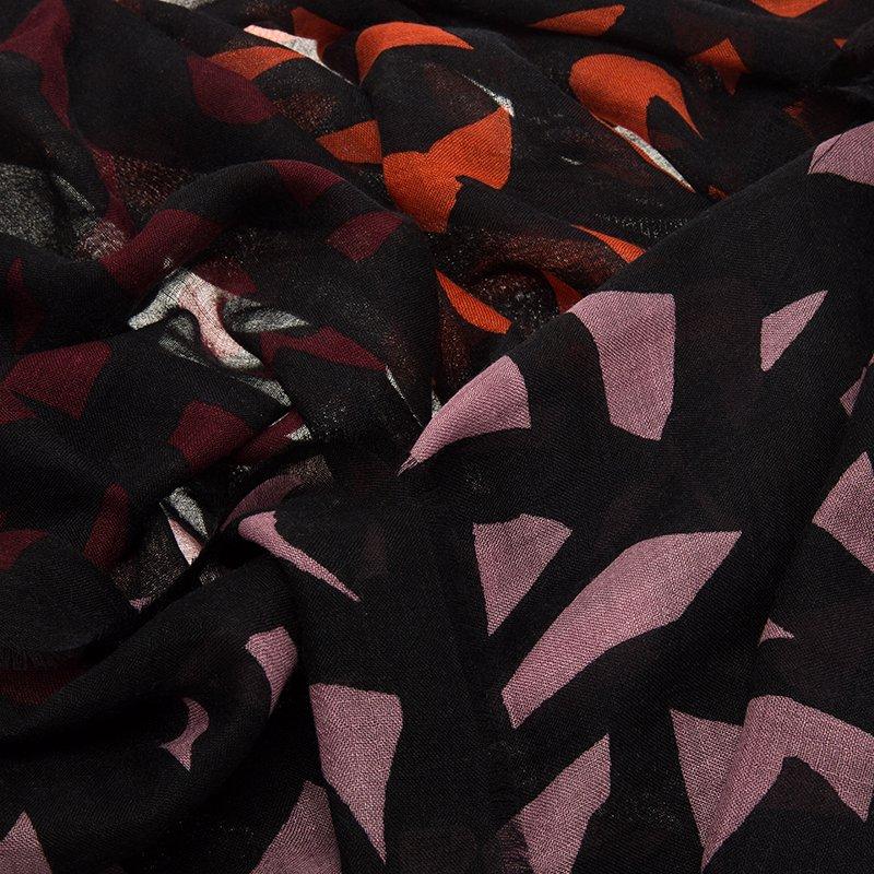 This lightweight black cashmere silk scarf by Burberry will reinvigorate all your boring ensembles. It features a graphic leaf print in pink and maroon colours. Cut to a generous length, it is designed with frayed edges for a tactile