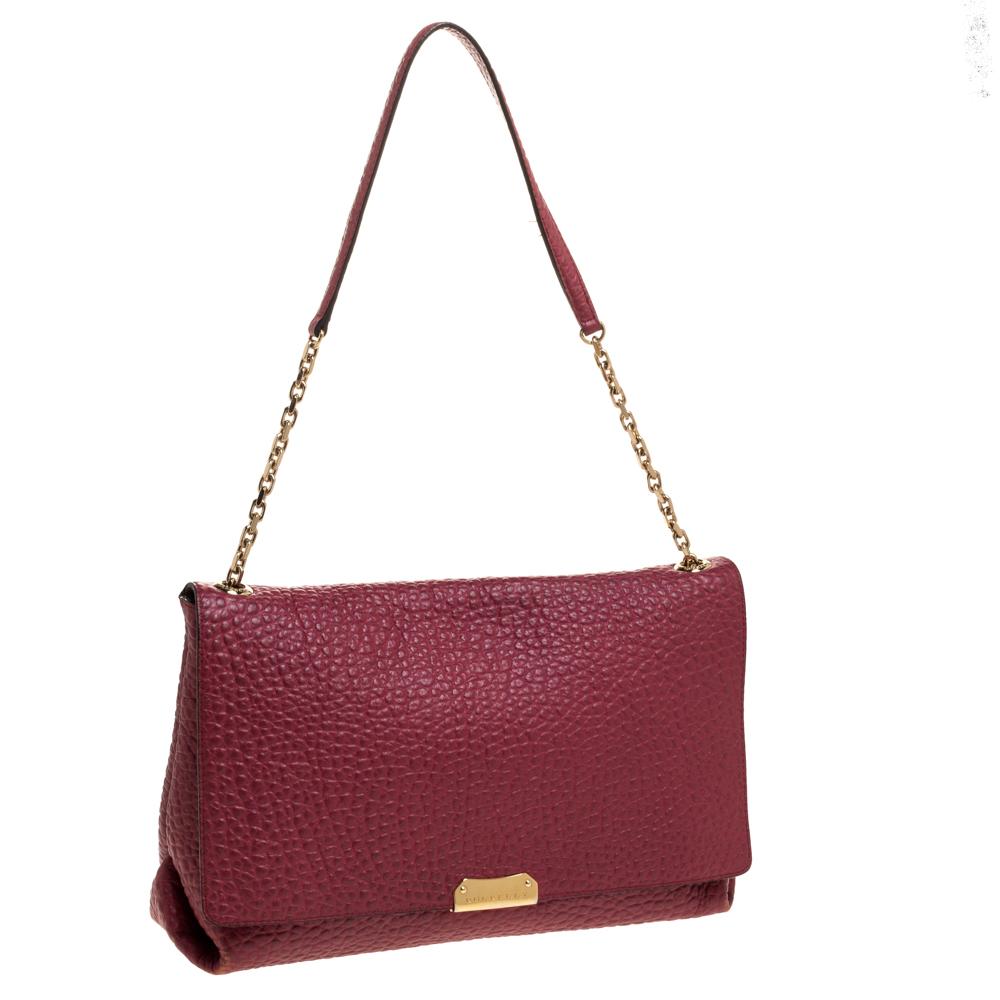 Burberry Maroon Genarbtes Leder Mildenhall Umhängetasche im Zustand „Relativ gut“ in Dubai, Al Qouz 2