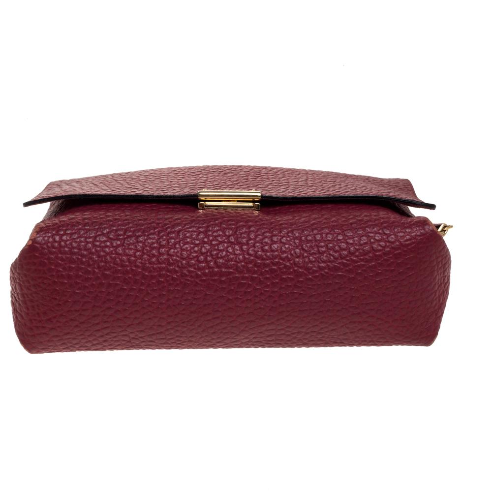 Burberry Maroon Genarbtes Leder Mildenhall Umhängetasche Damen