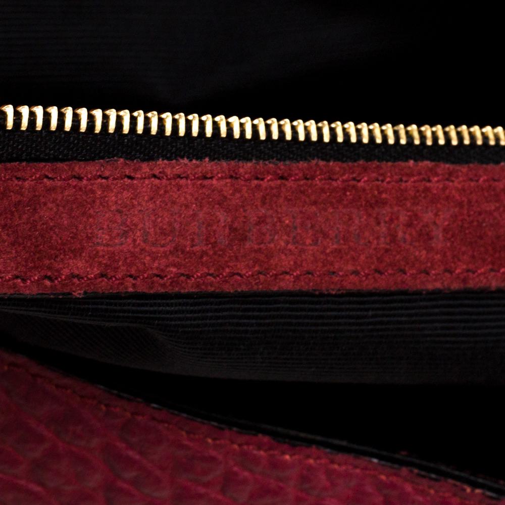 Burberry Maroon Genarbtes Leder Mildenhall Umhängetasche 1